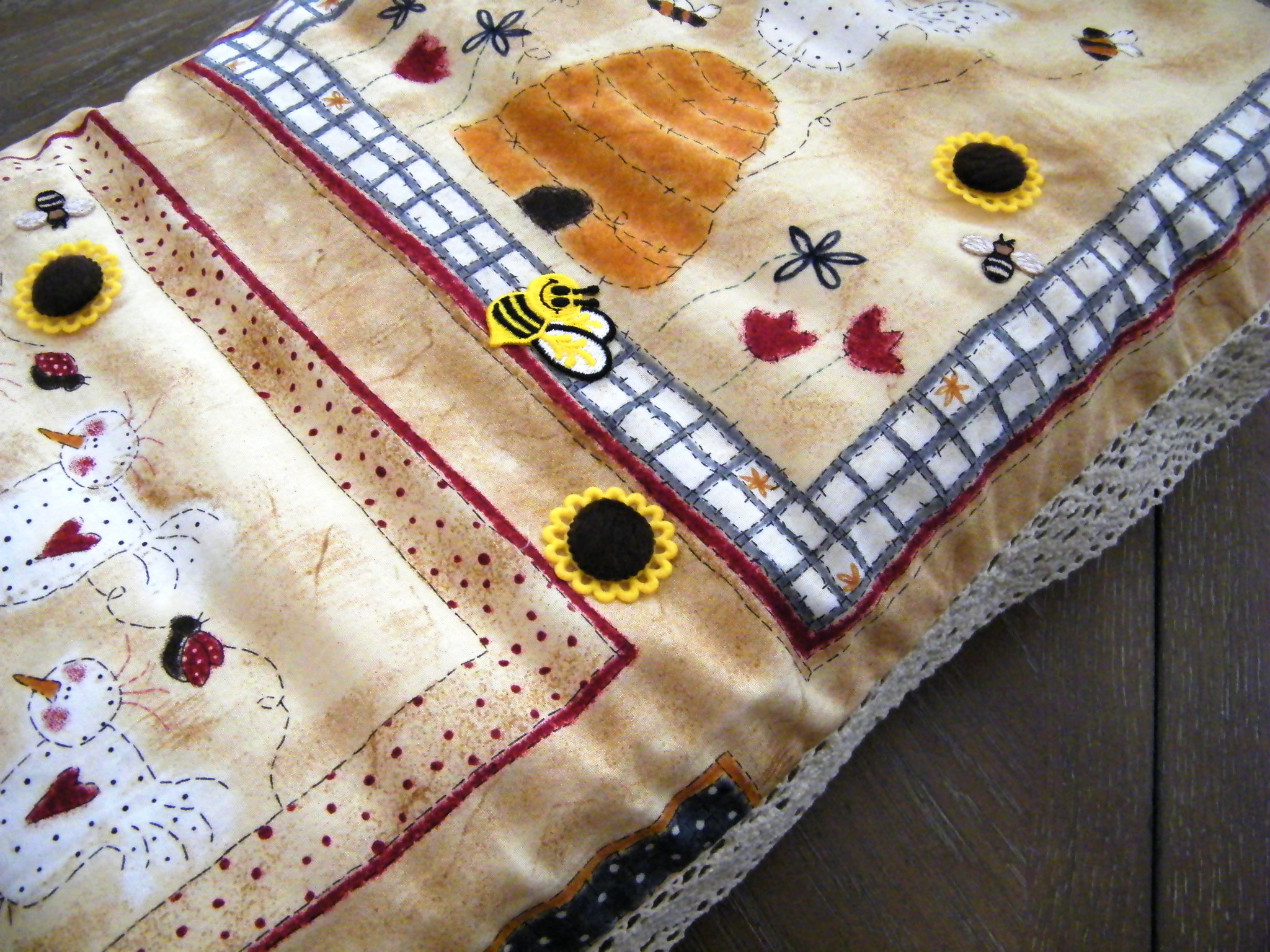 HONEY BEE QUILT W/PILLOWS MATTRESS