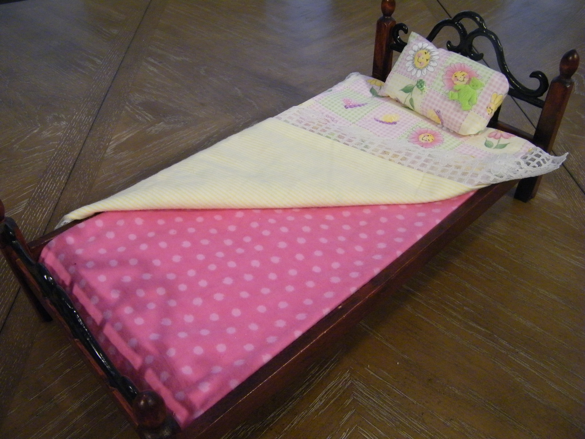 FLORAL 18 INCH BEDSPREAD W/MATRESS