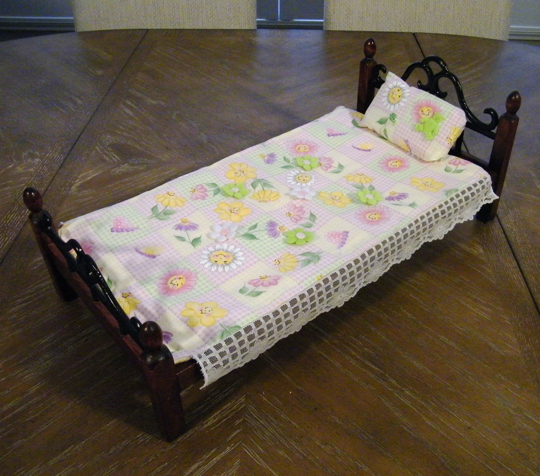 FLORAL 18 INCH BEDSPREAD W/MATRESS