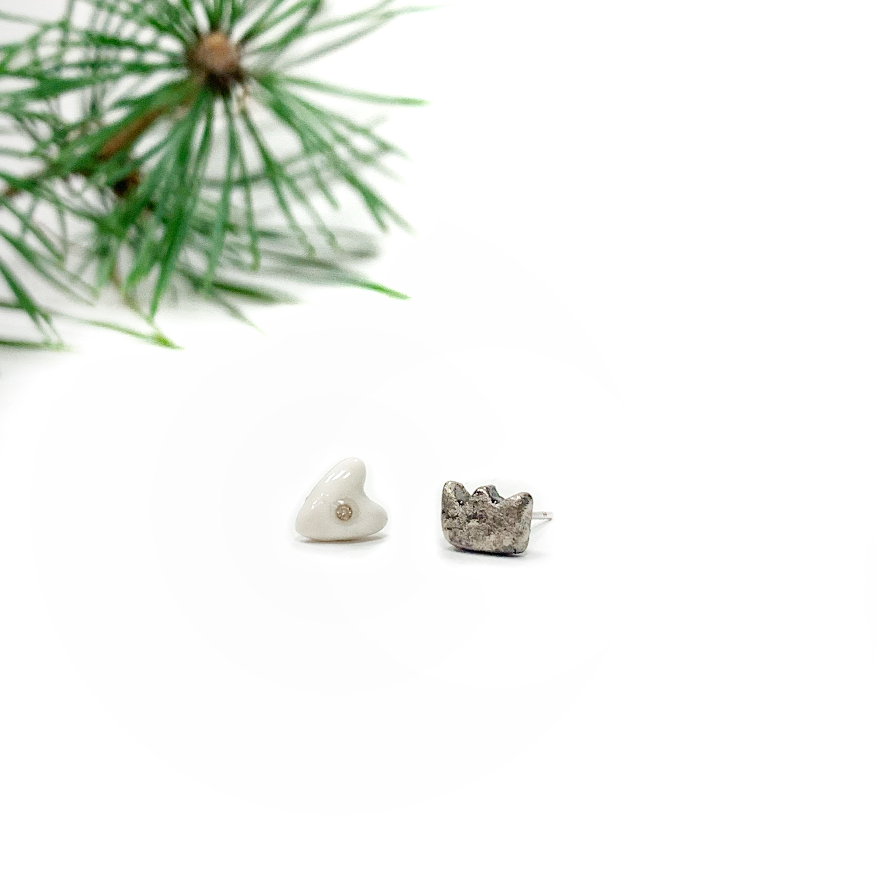 Balto porceliano auskarai  ŠIRDELĖ IR KARŪNA