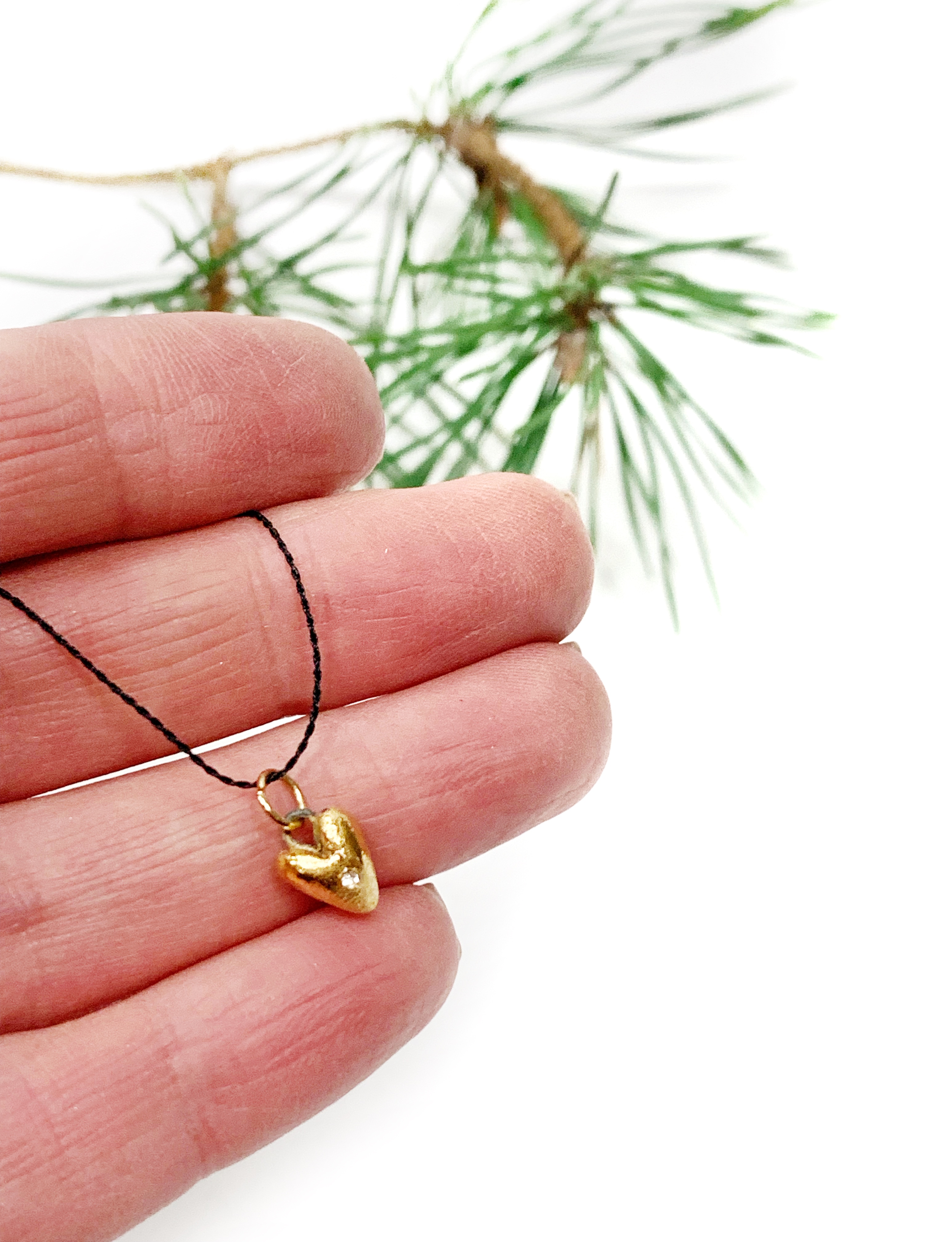 Juodo porceliano mini pakabukas AUKSO ŠIRDELĖ