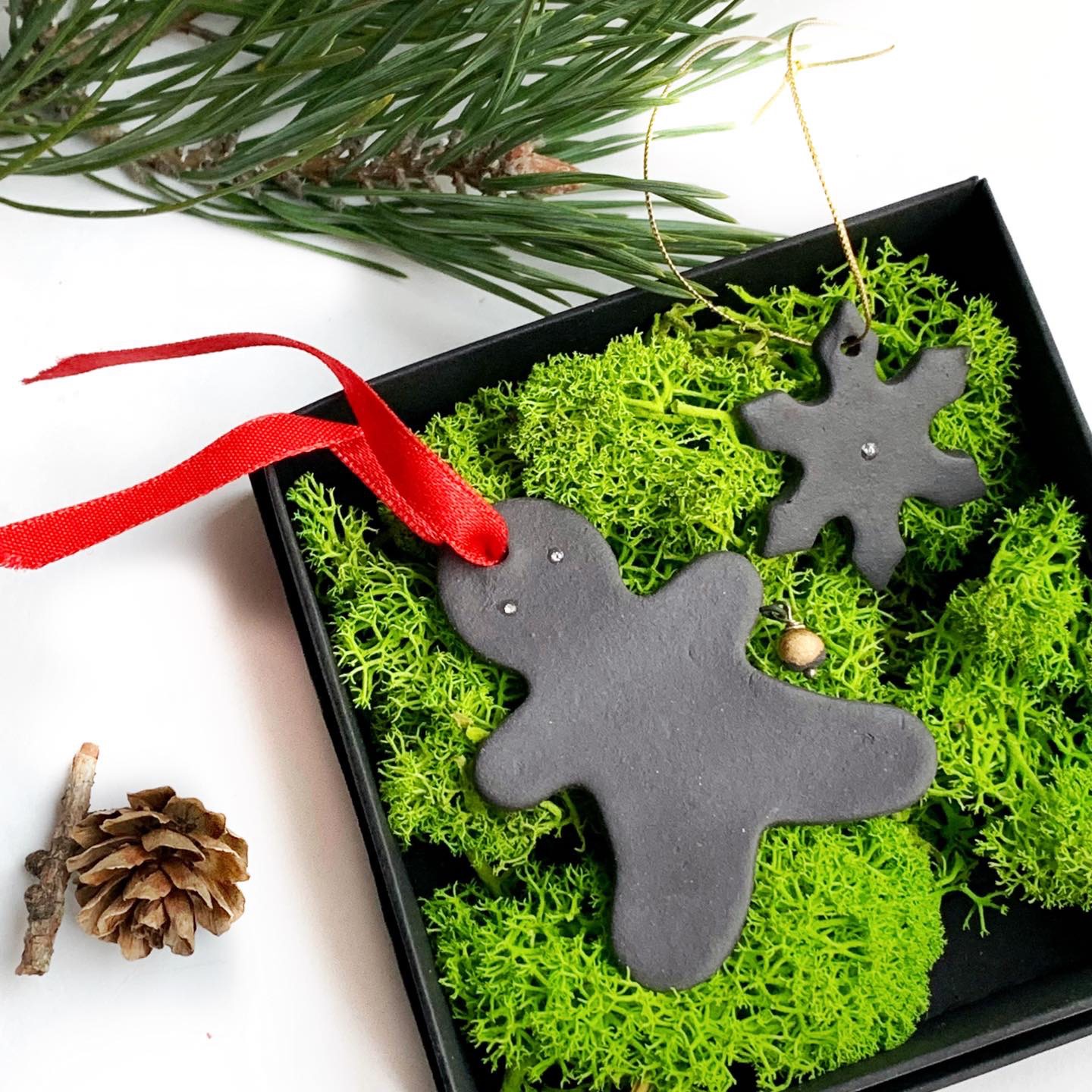 Kalėdinis porcelianinių žaisliukų rinkinys "Angelas ir Snaigė"