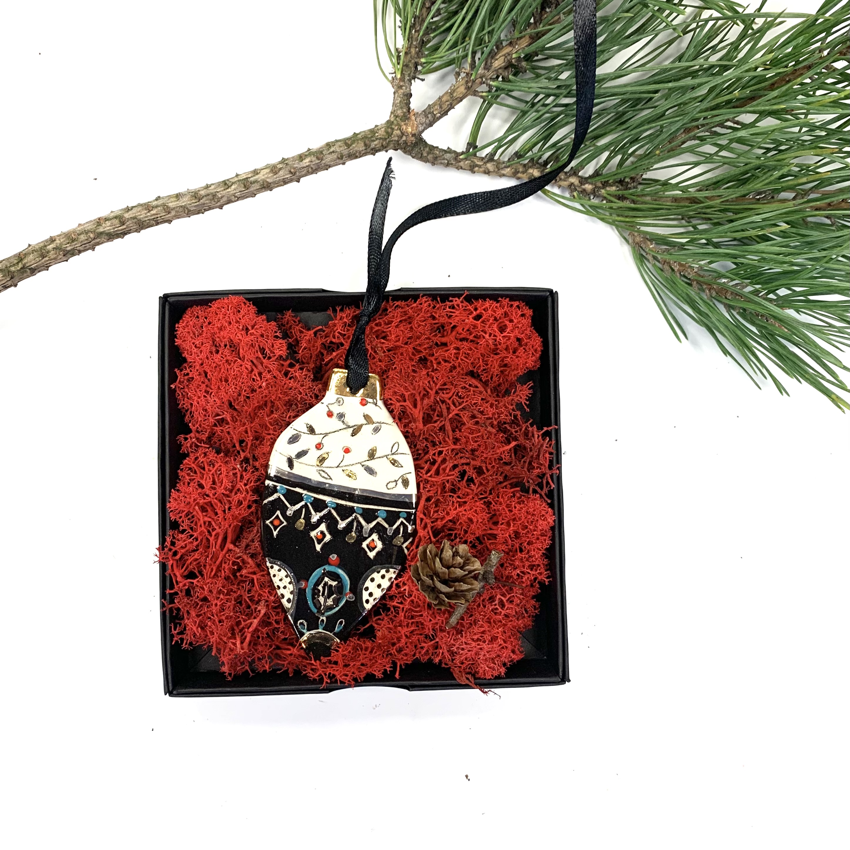 Kalėdinės eglutės žaisliukas su šventiniu ornamentu