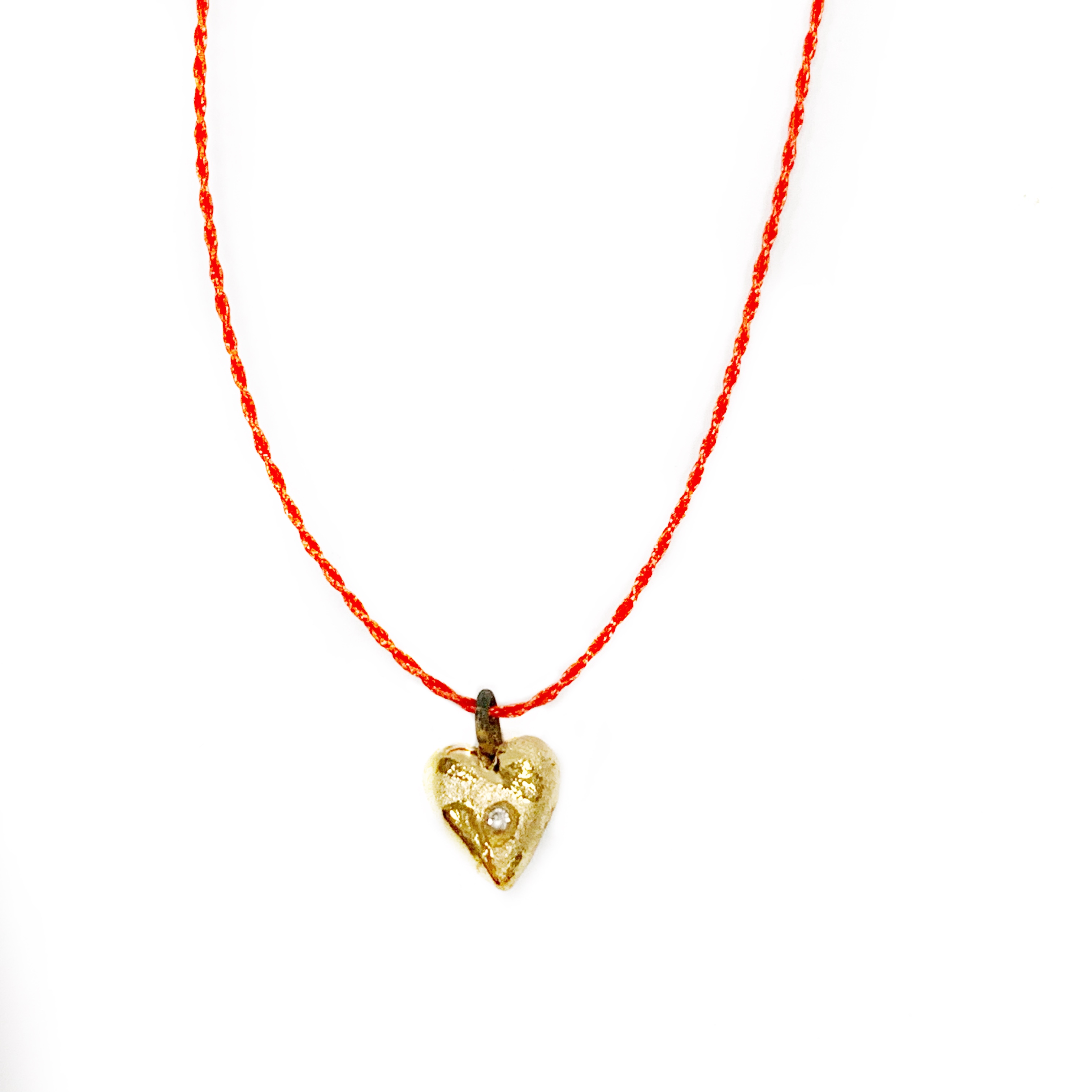 Juodo porceliano mini širdelės pakabukas "LITTLE GOLDEN LOVE"