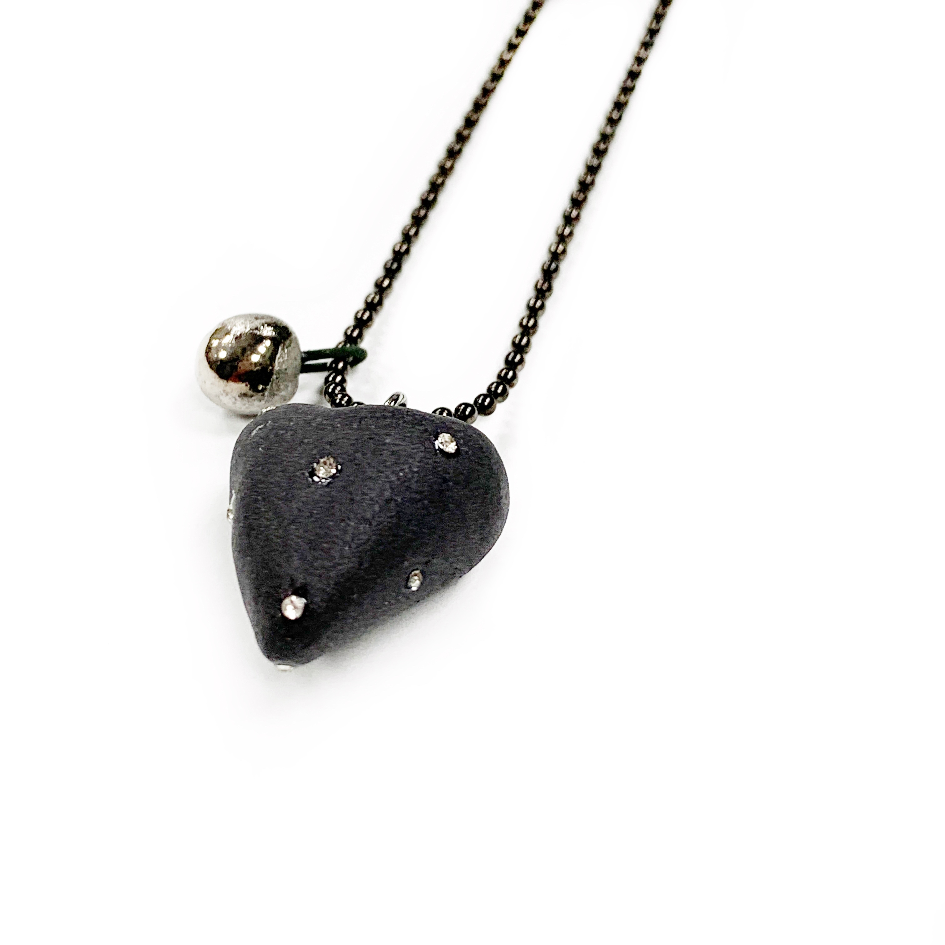 Juodas porcelianinis pakabukas "DOTTED VALENTINE" (platina)