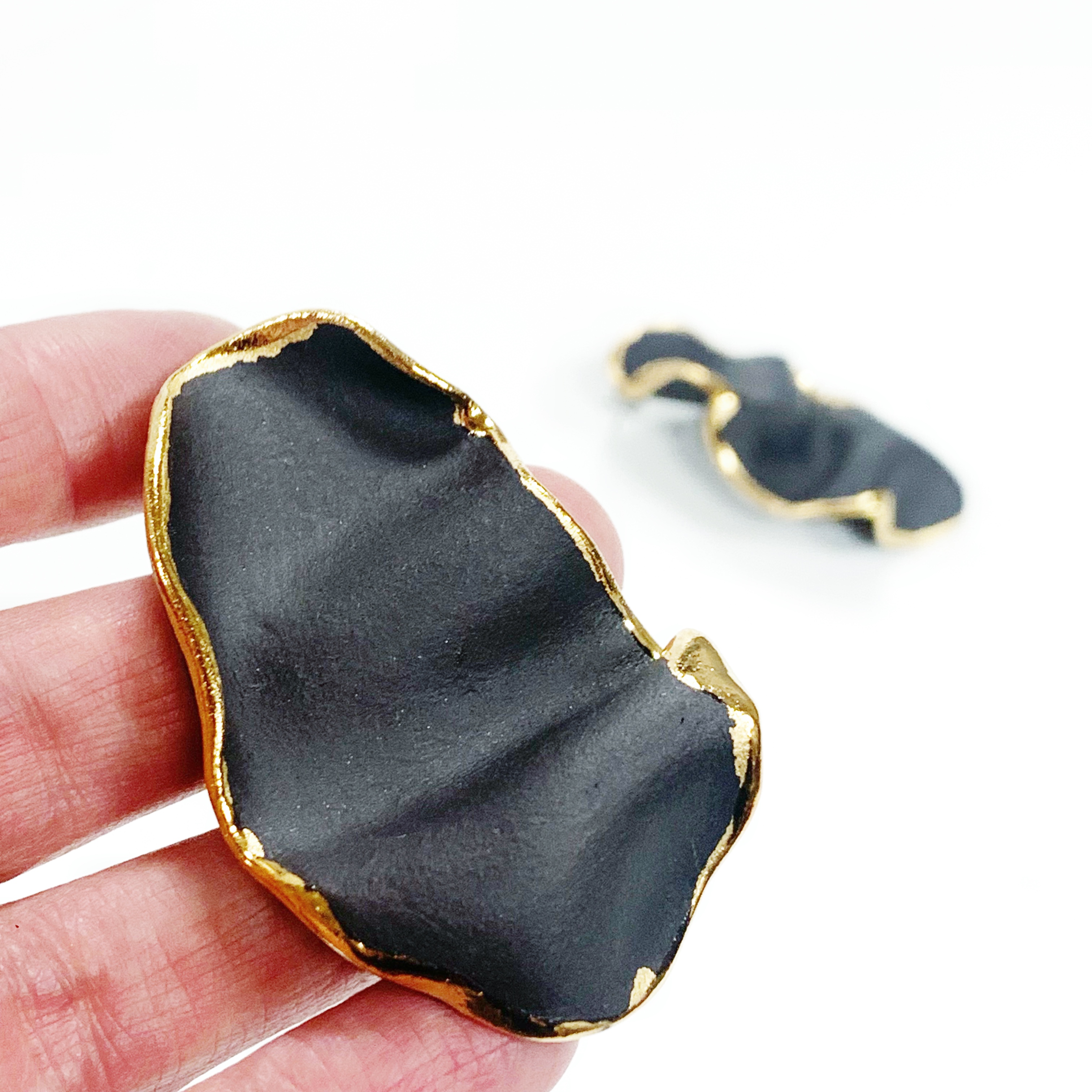 Dideli juodo porceliano auskarai su auksu NOVEMBER PETALS