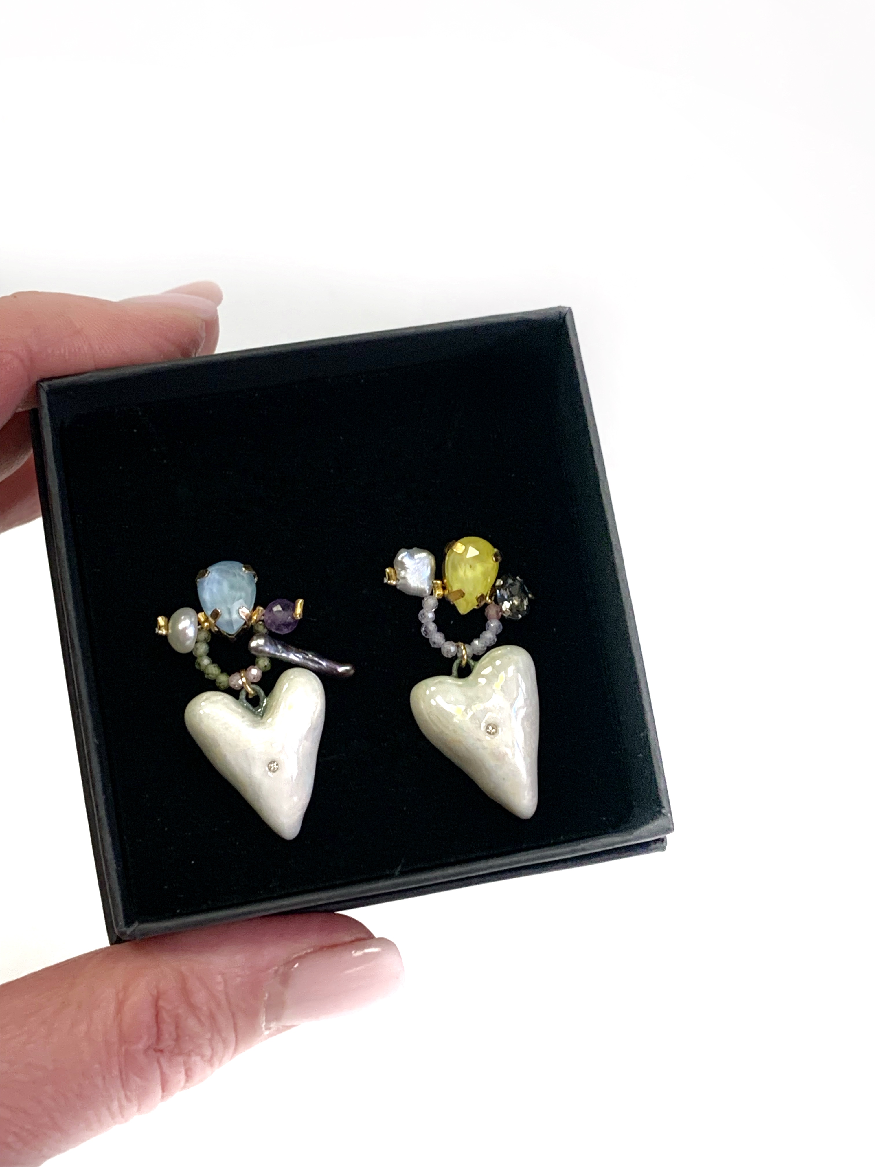 Balto porceliano auskarai PERLAMUTRO ŠIRDELĖS