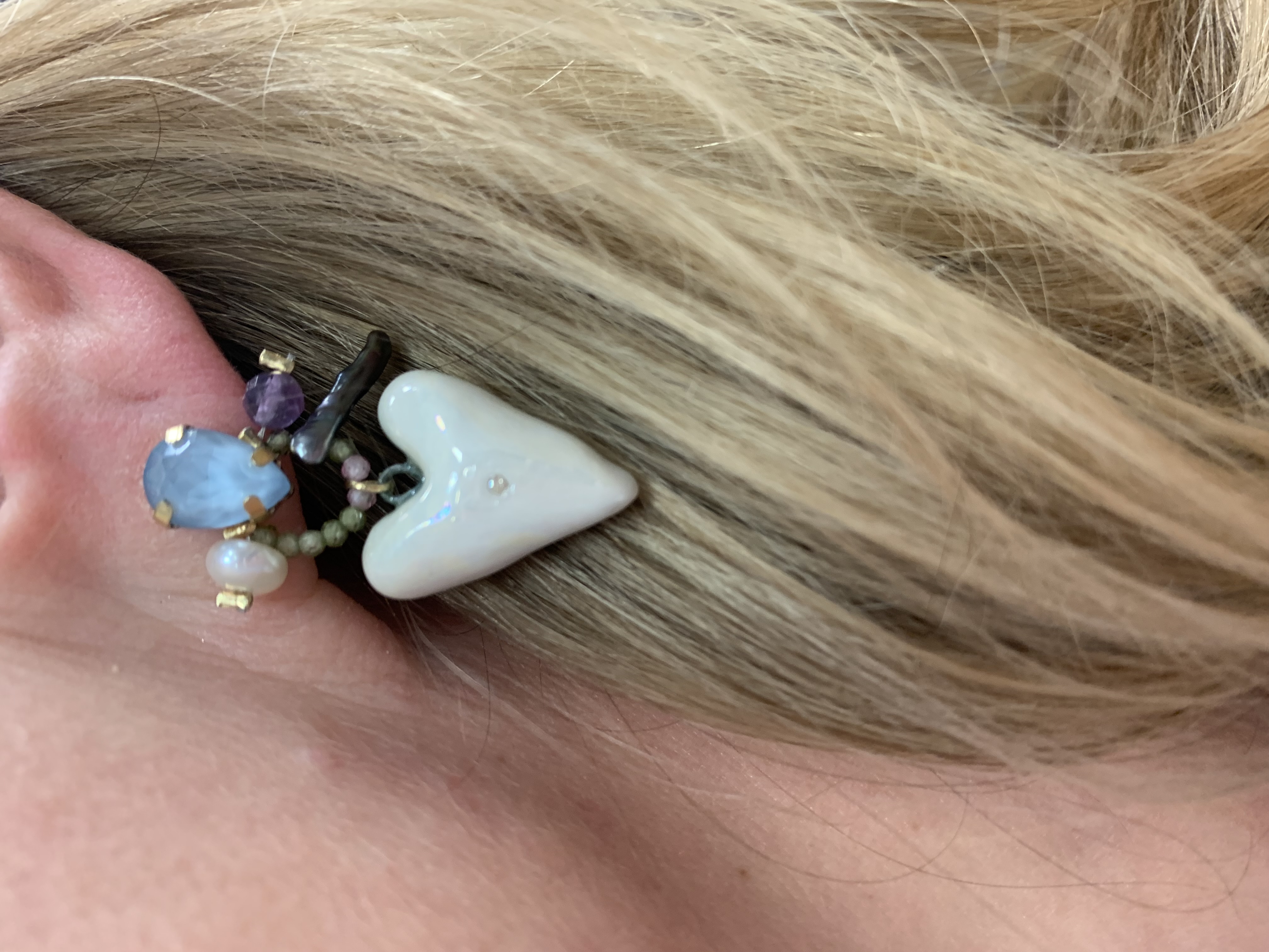 Balto porceliano auskarai PERLAMUTRO ŠIRDELĖS