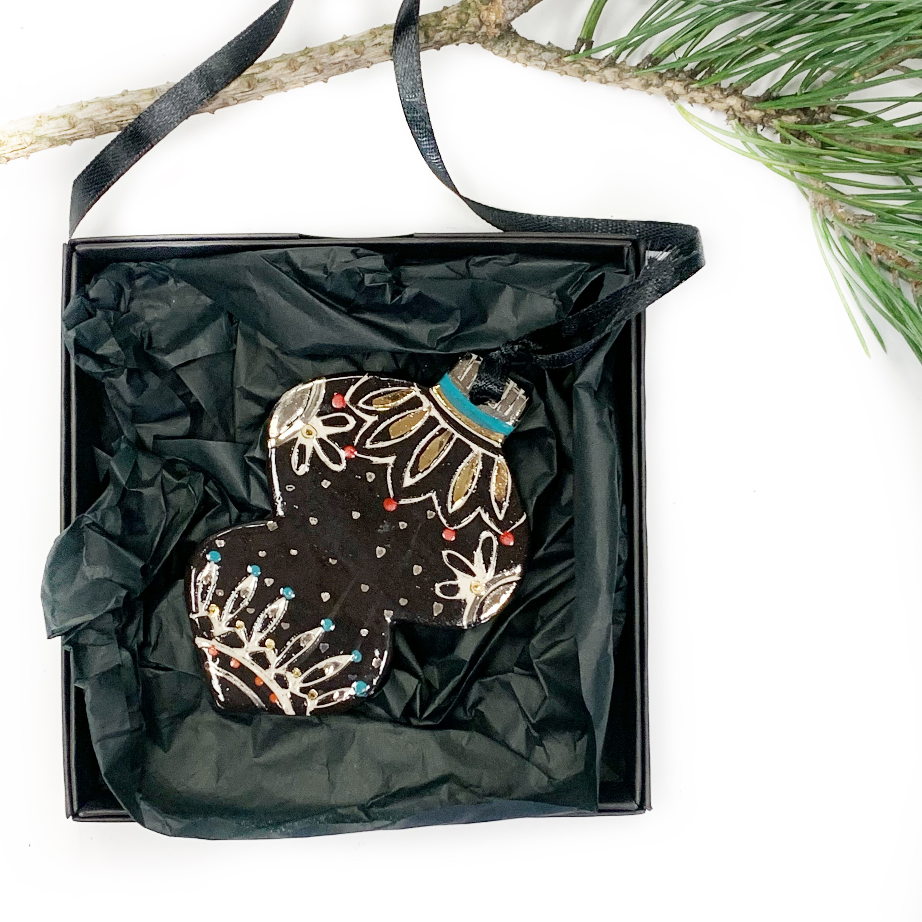 Kalėdinės eglutės žaisliukas su šventiniu ornamentu