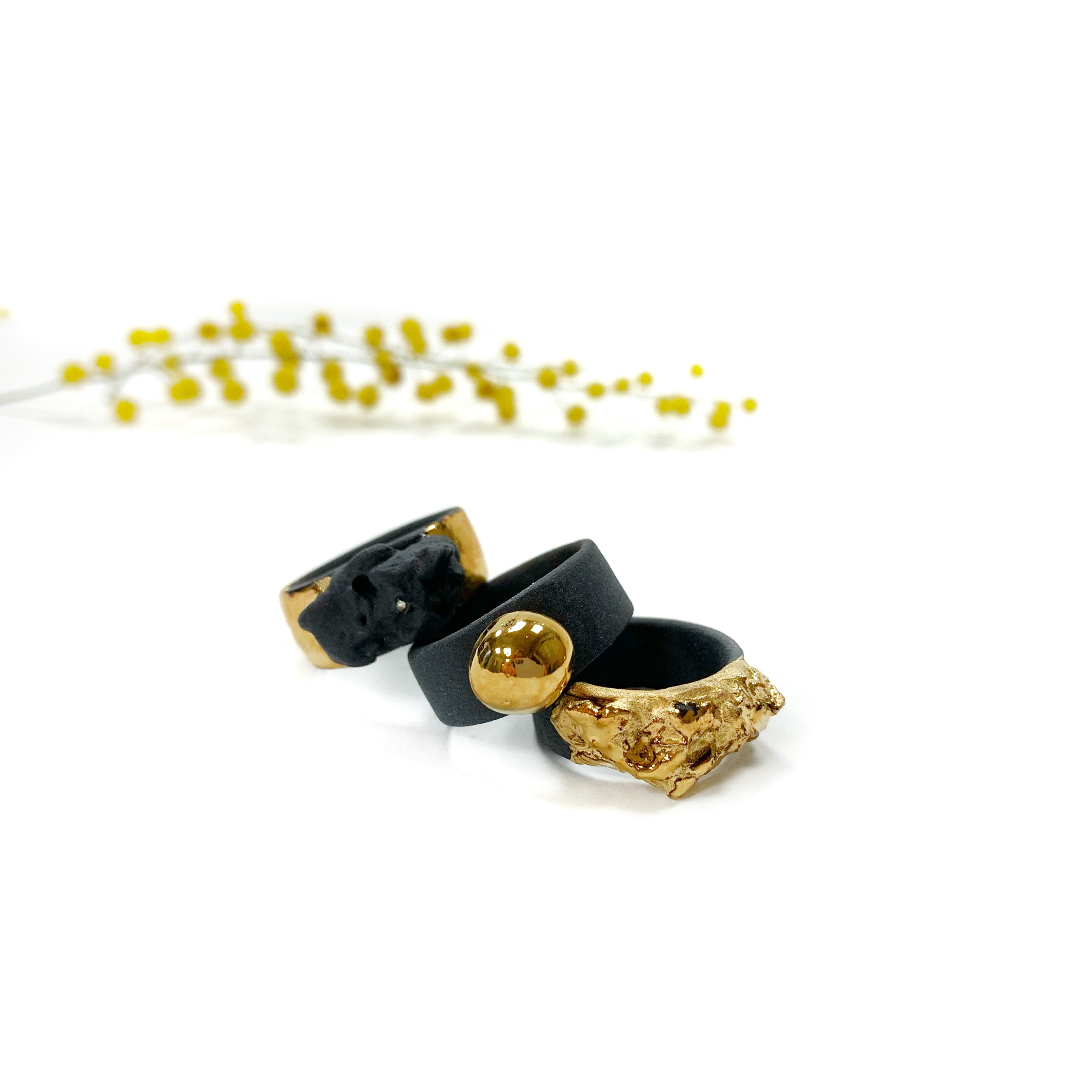 Juodas porcelianinis žiedas "GOLDEN BUBBLE"