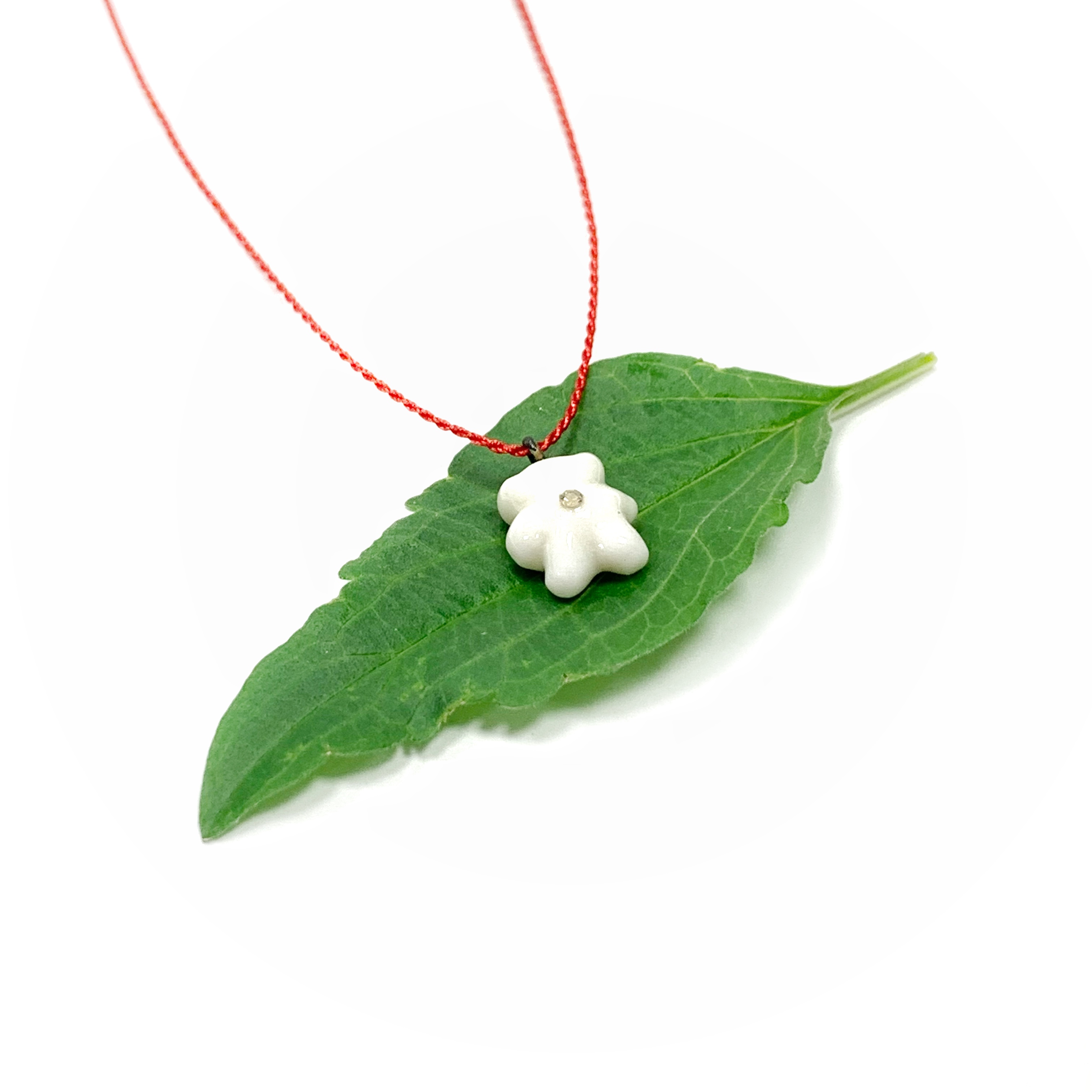 Baltas porcelianinis pakabukas "WHITE HUGS"