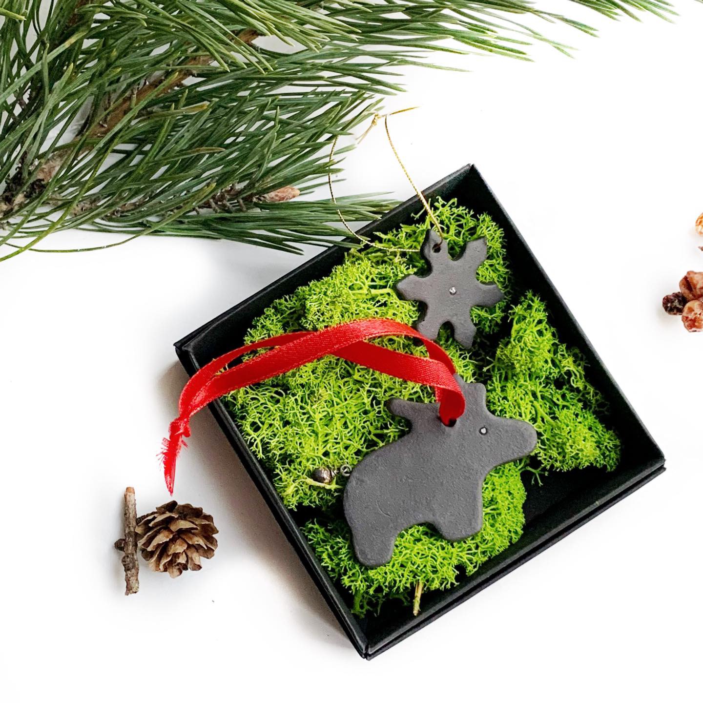 Kalėdinių porcelianinių žaisliukų rinkinys "Elniukas ir Snaigė"