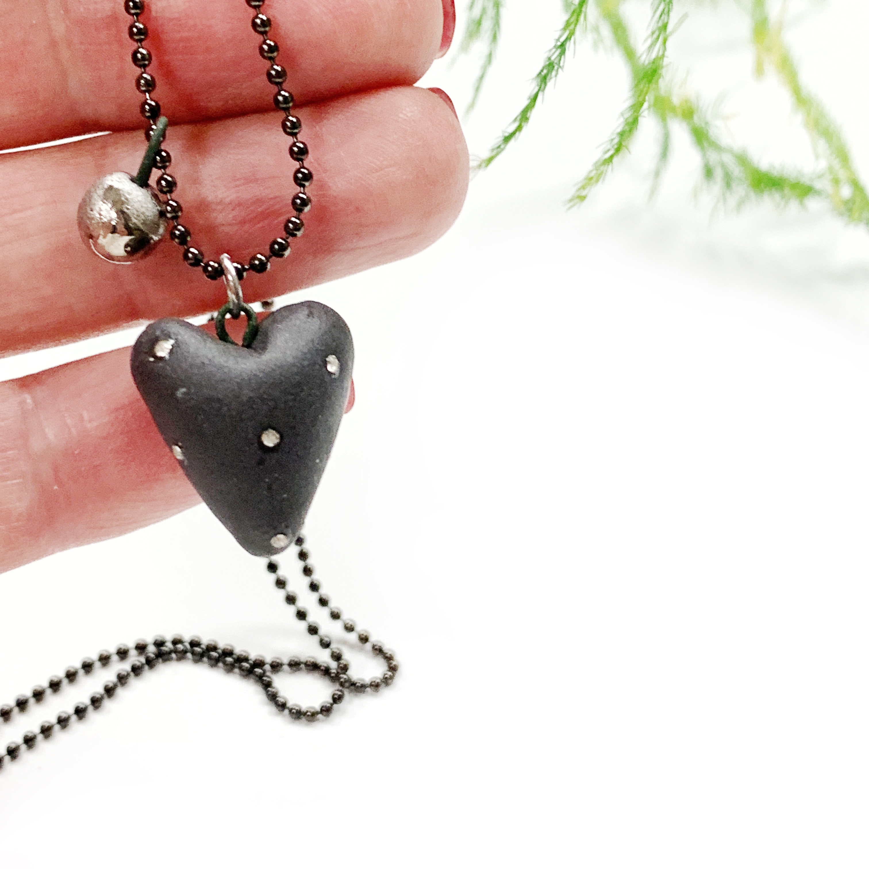 Juodas porcelianinis pakabukas "DOTTED VALENTINE" (platina)