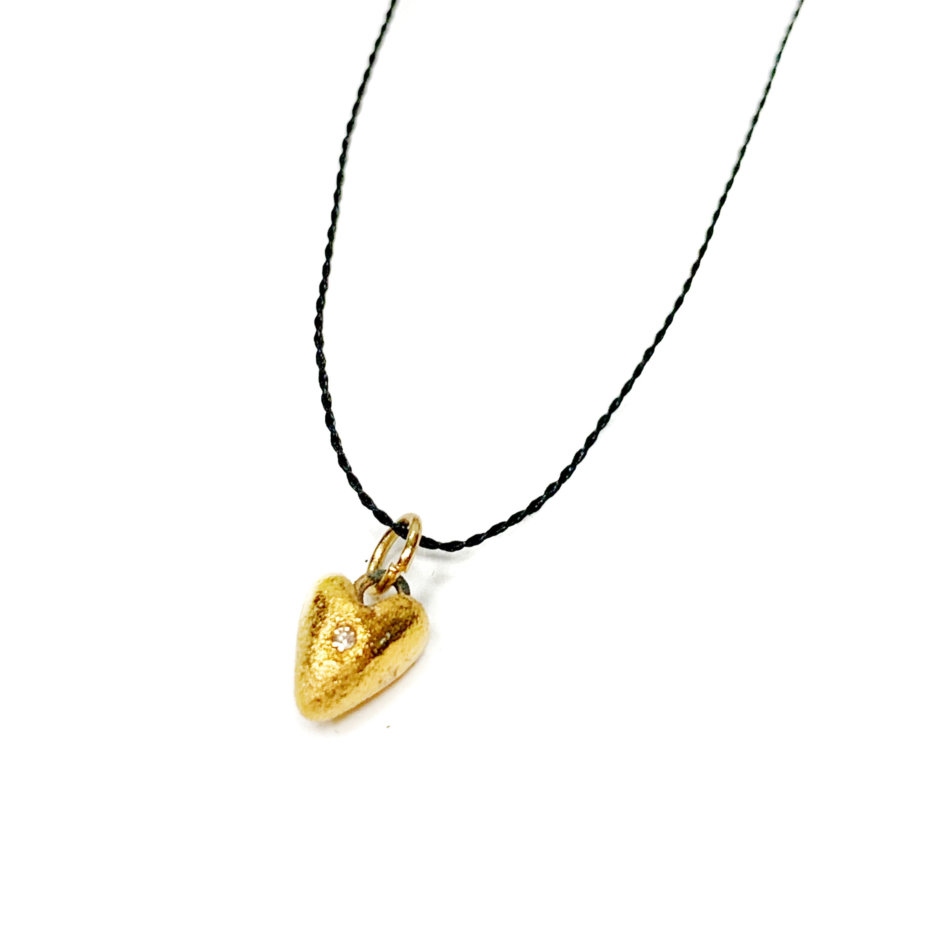 Juodo porceliano mini pakabukas AUKSO ŠIRDELĖ