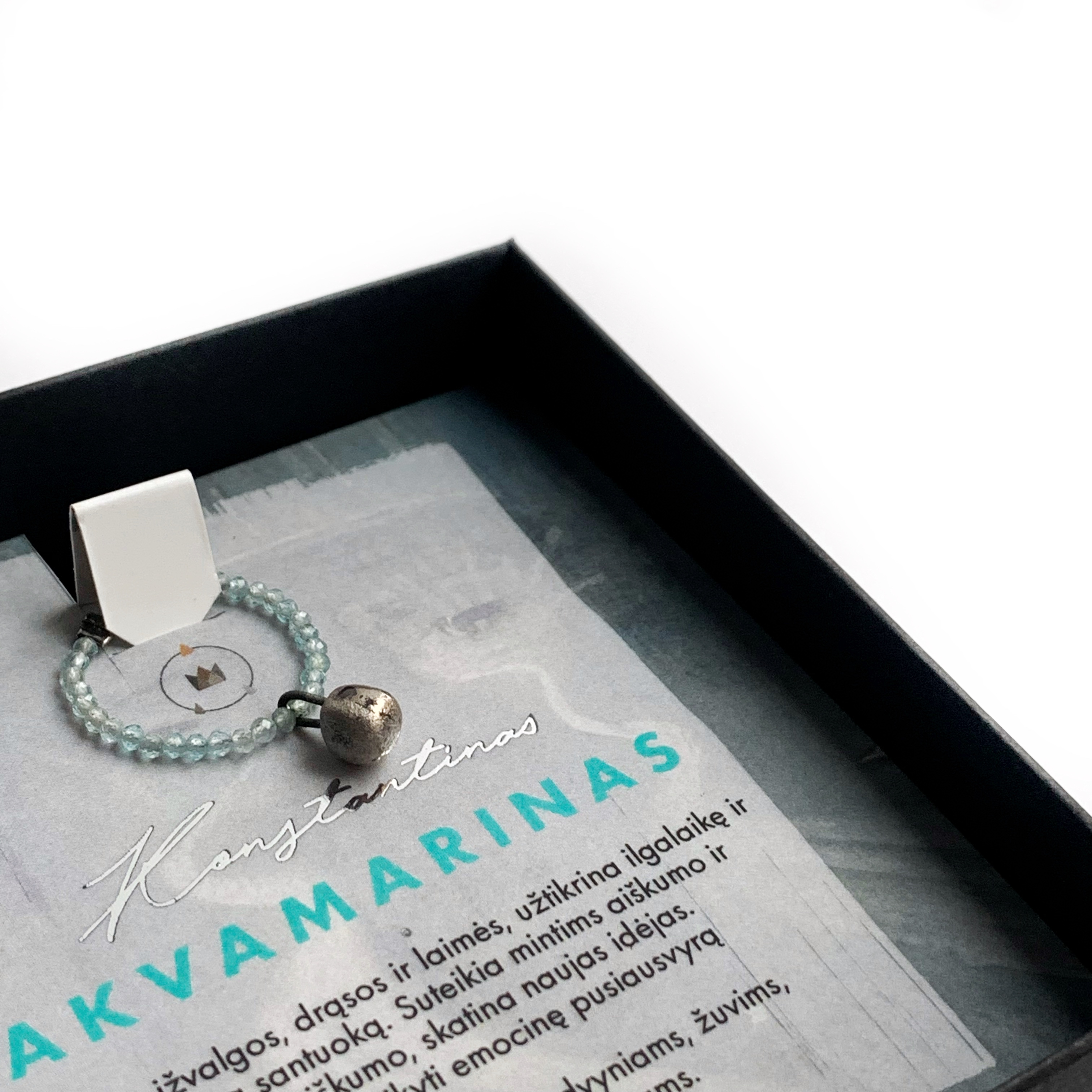 Akvamarino žiedas su juodo porceliano pakabuku "KONSTANTINAS"