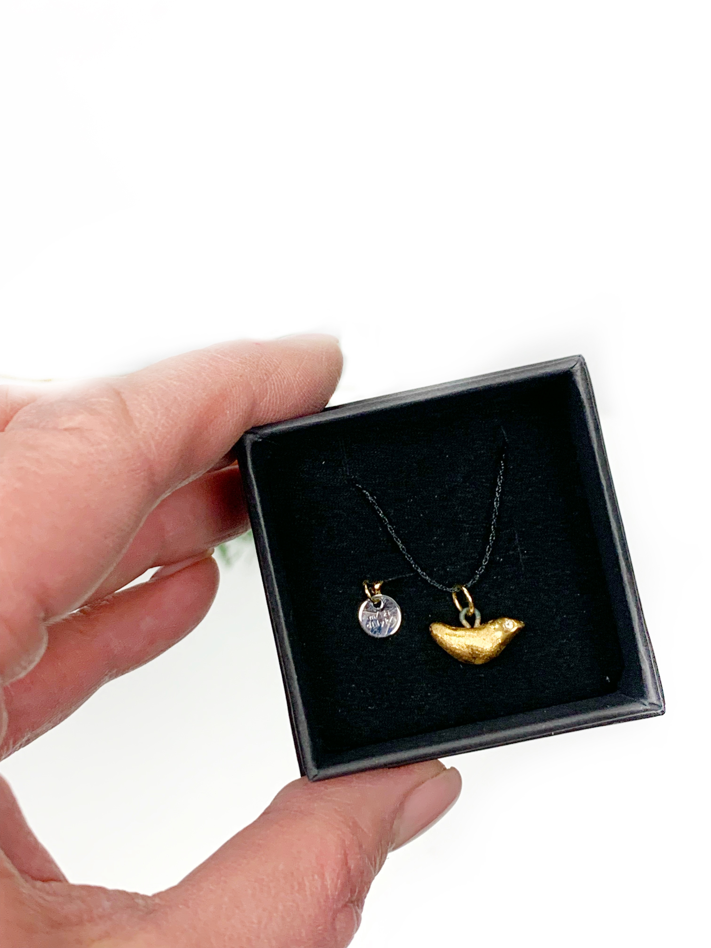 Paauksuotas juodo porceliano pakabukas PAUŠTELIS