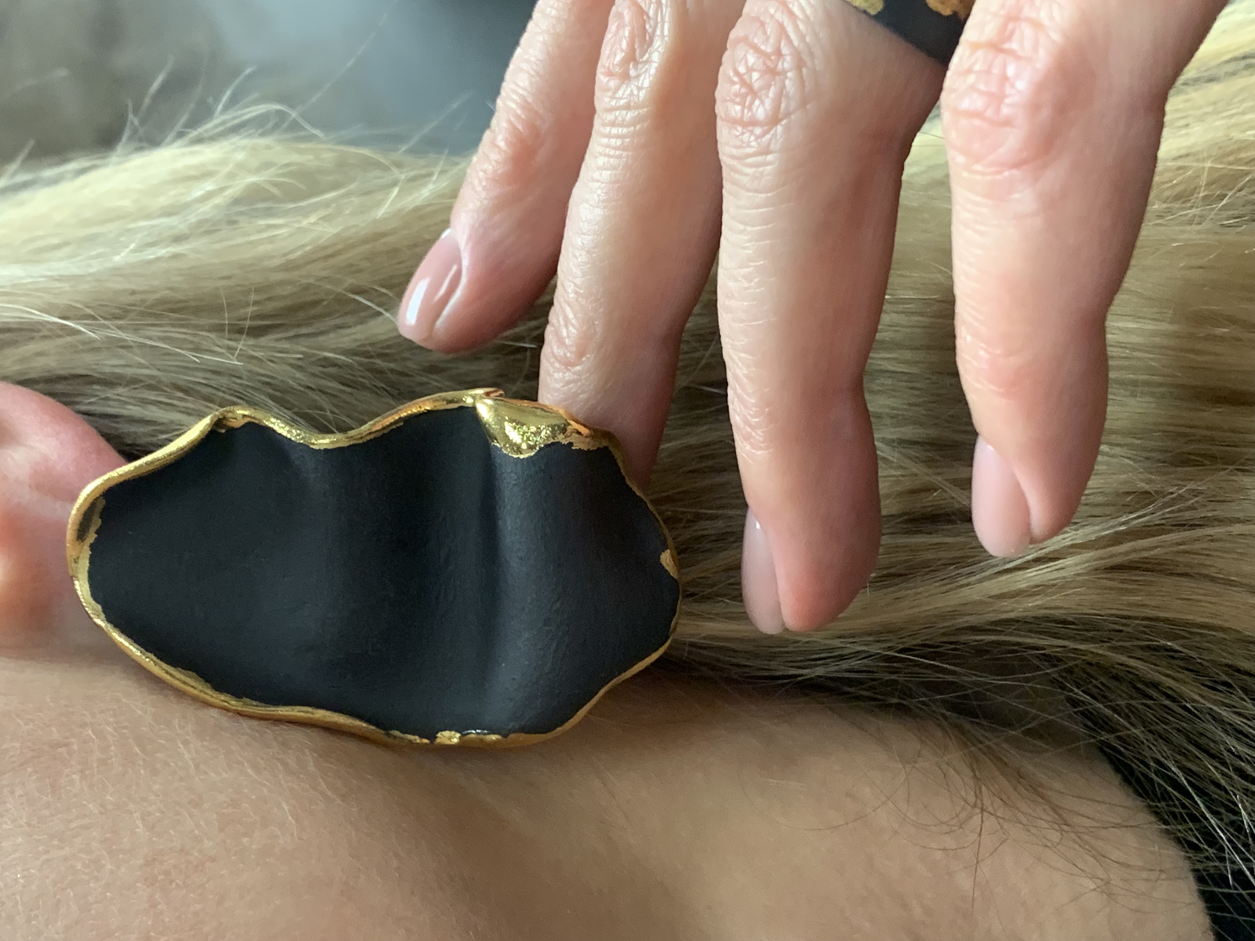 Dideli juodo porceliano auskarai su auksu NOVEMBER PETALS