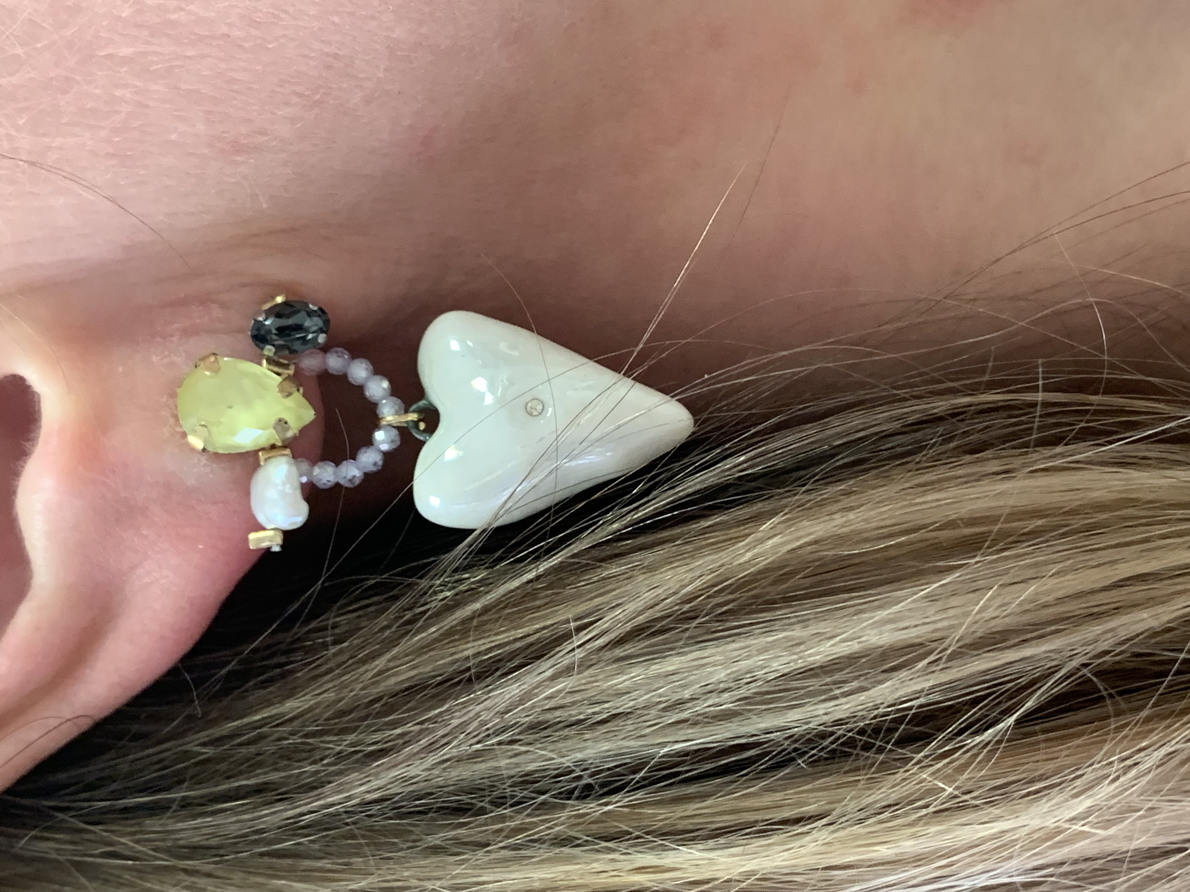 Balto porceliano auskarai PERLAMUTRO ŠIRDELĖS