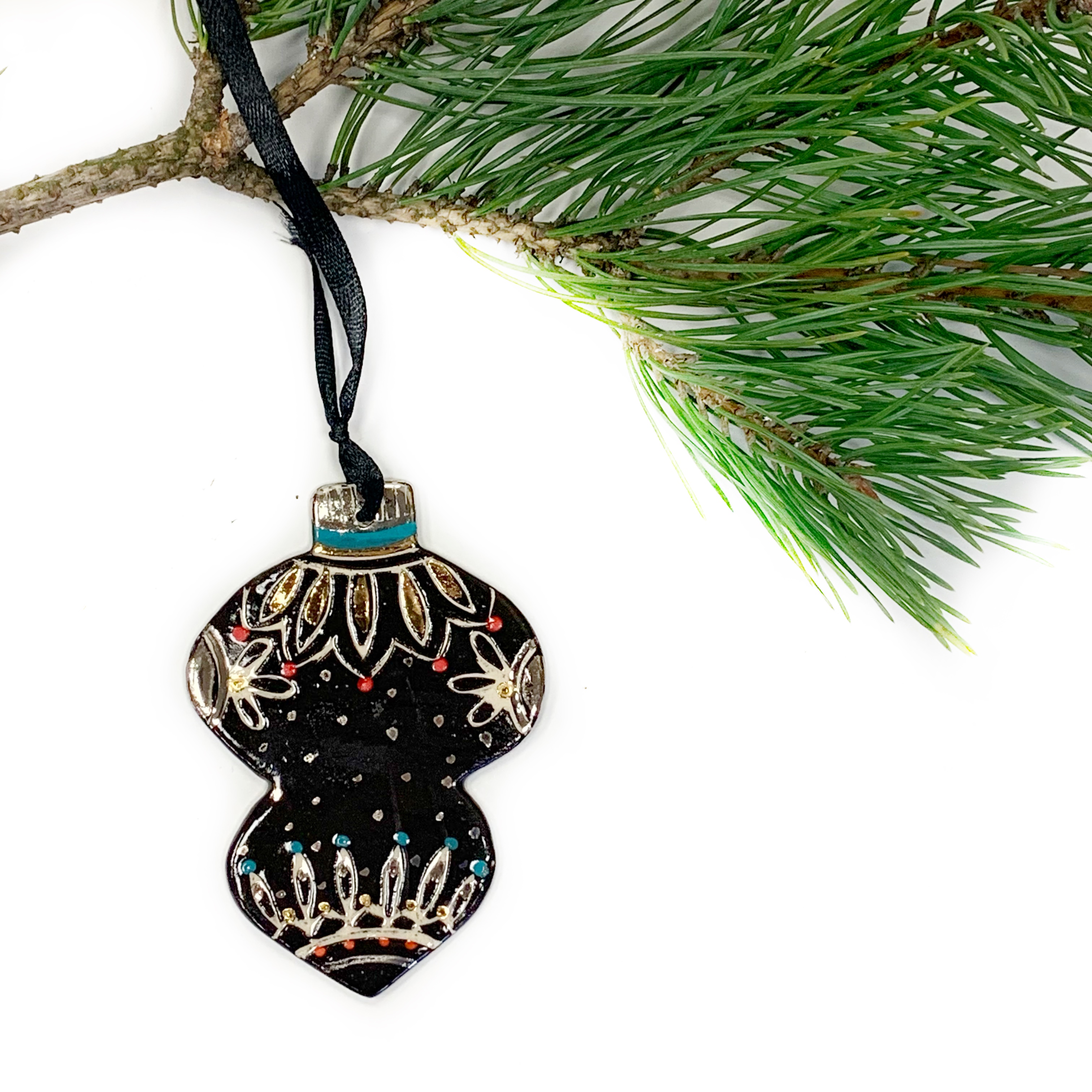 Kalėdinės eglutės žaisliukas su šventiniu ornamentu