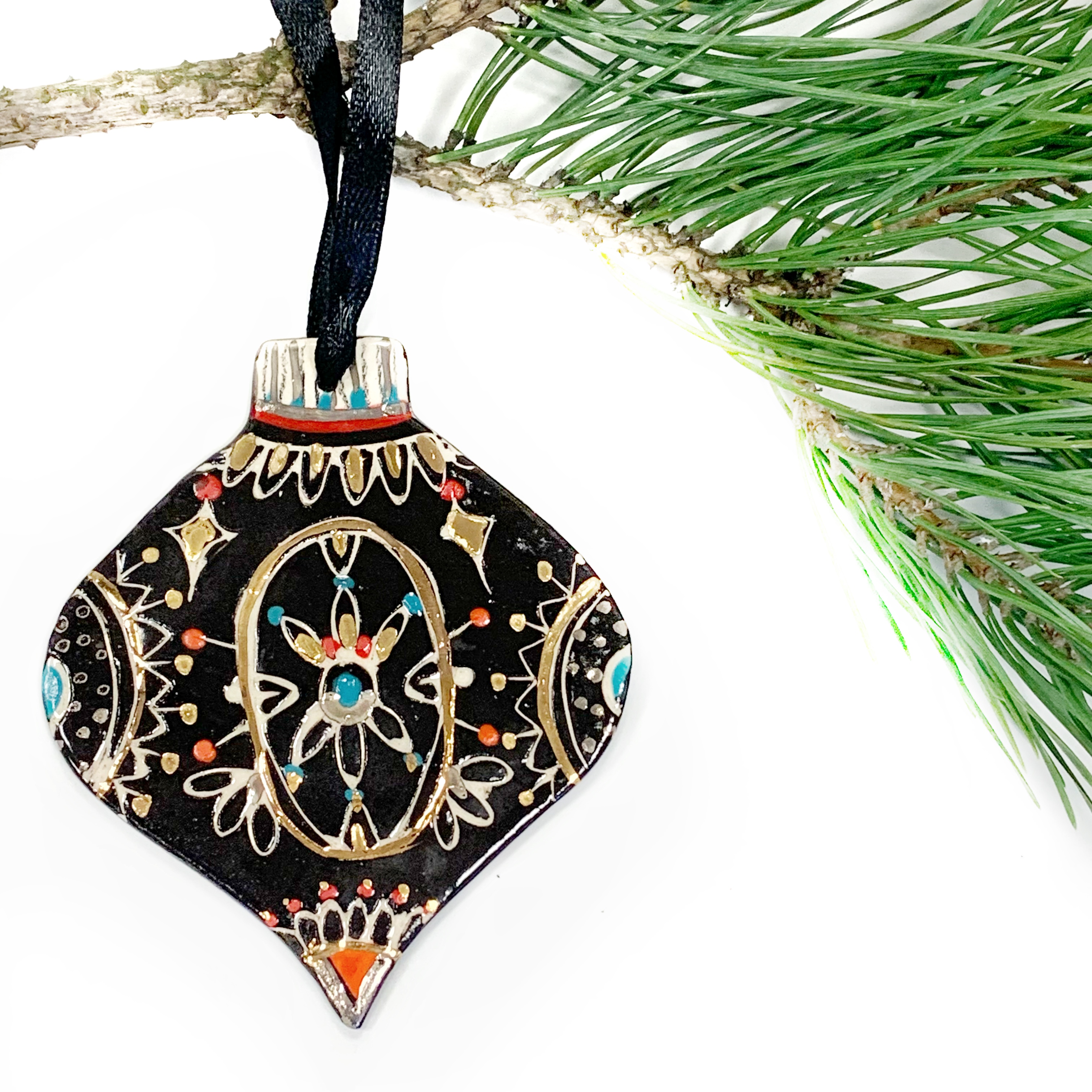 Kalėdinės eglutės žaisliukas su šventiniu ornamentu