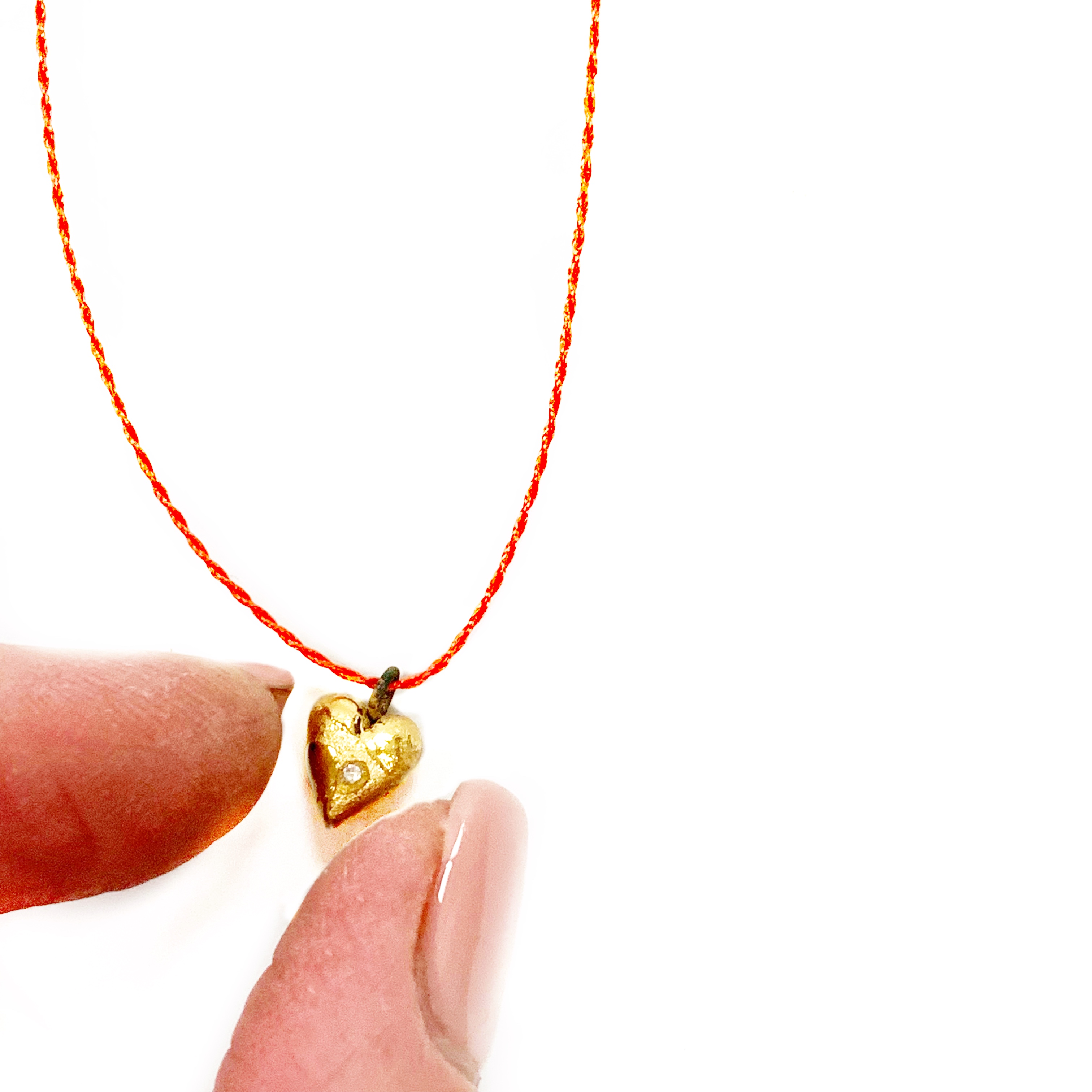 Juodo porceliano mini širdelės pakabukas "LITTLE GOLDEN LOVE"
