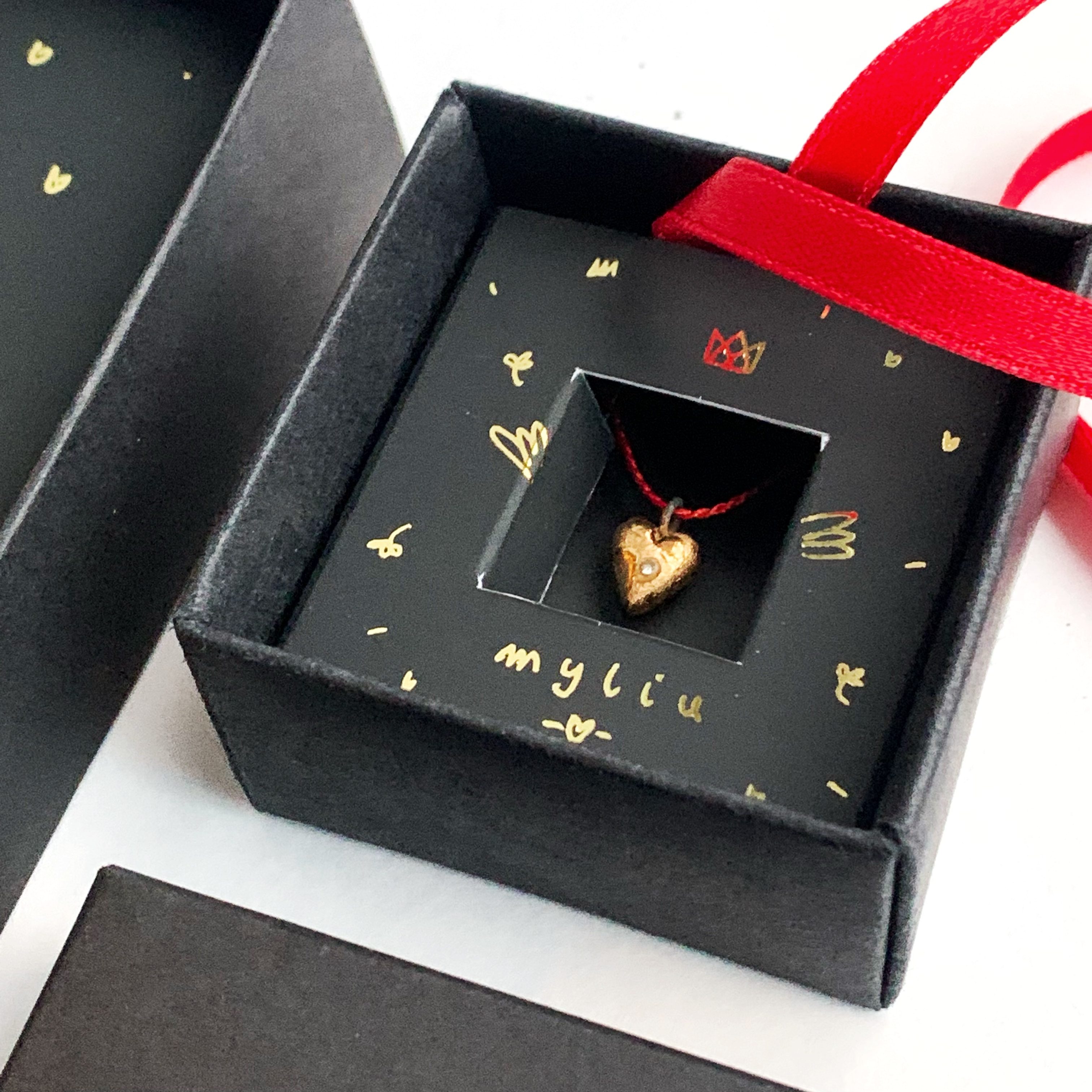Juodo porceliano mini širdelės pakabukas "LITTLE GOLDEN LOVE"