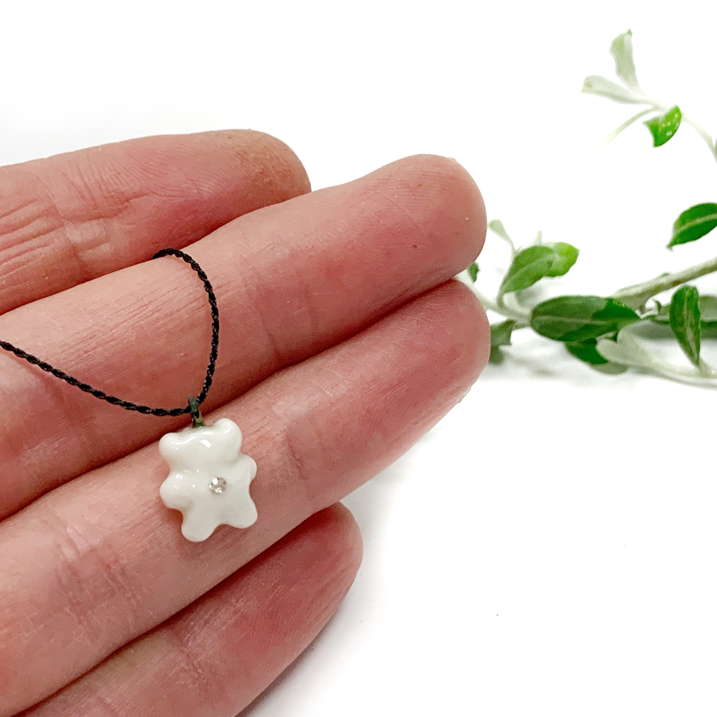 Baltas porcelianinis pakabukas "WHITE HUGS"
