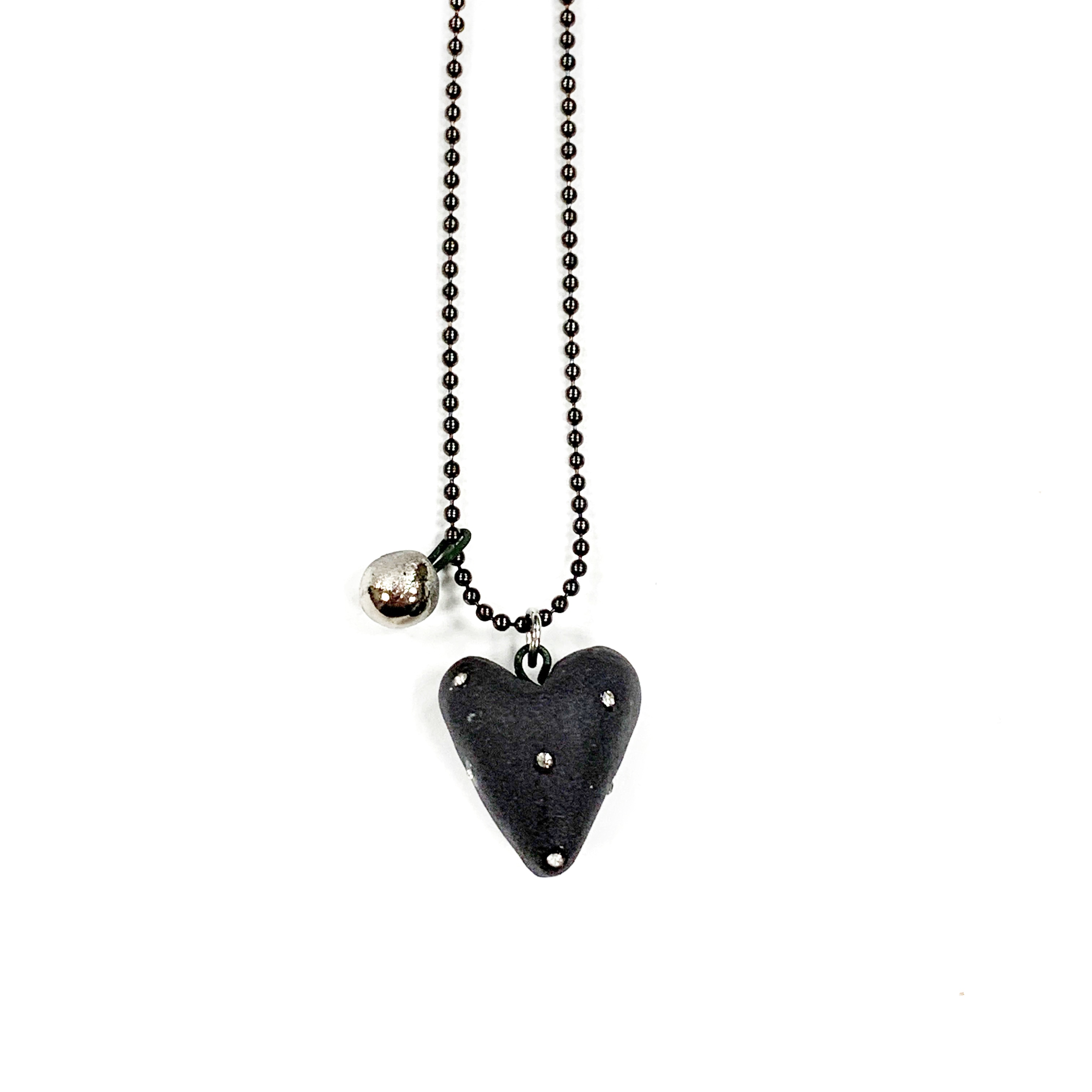 Juodas porcelianinis pakabukas "DOTTED VALENTINE" (platina)
