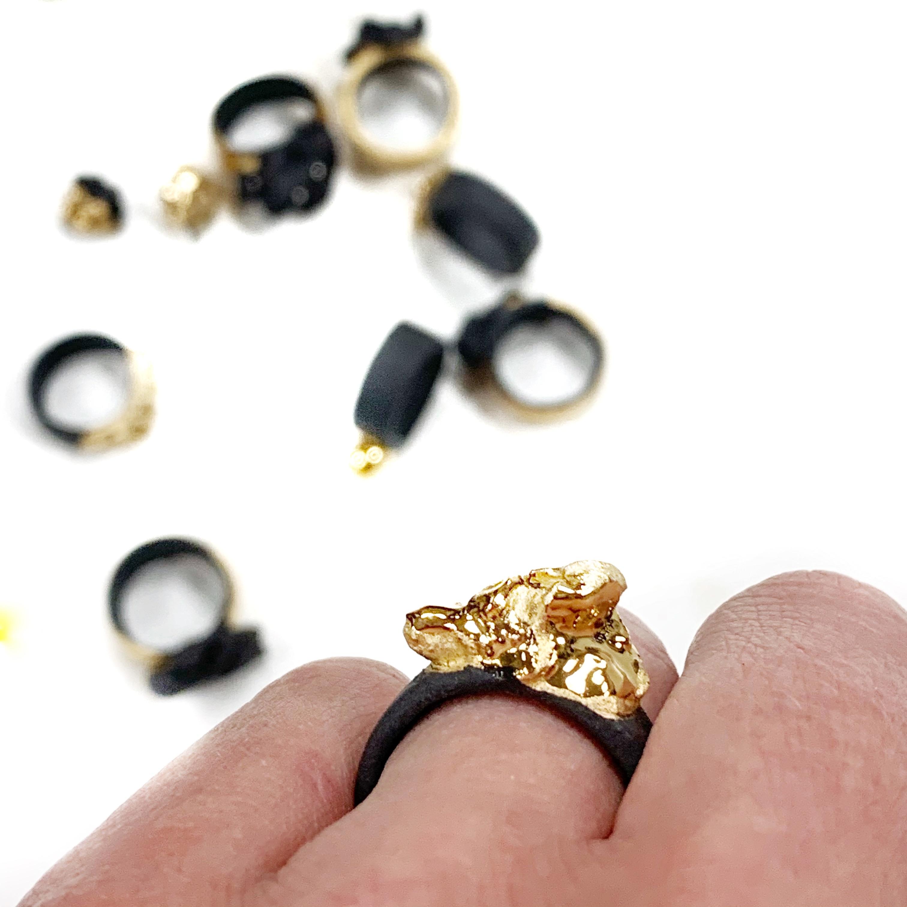 Juodas porcelianinis paauksuotas žiedas "GOLDEN ROCKS"