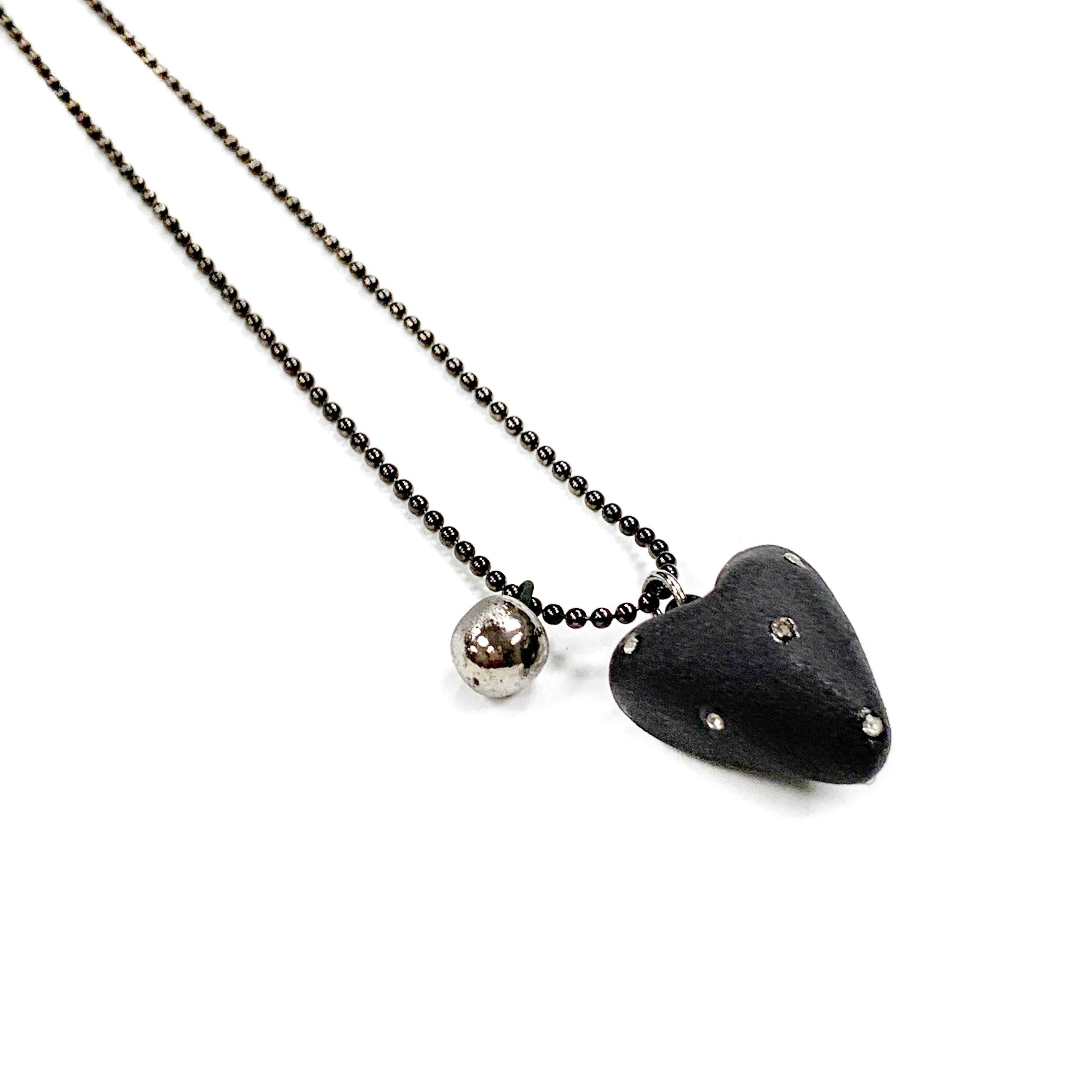 Juodas porcelianinis pakabukas "DOTTED VALENTINE" (platina)