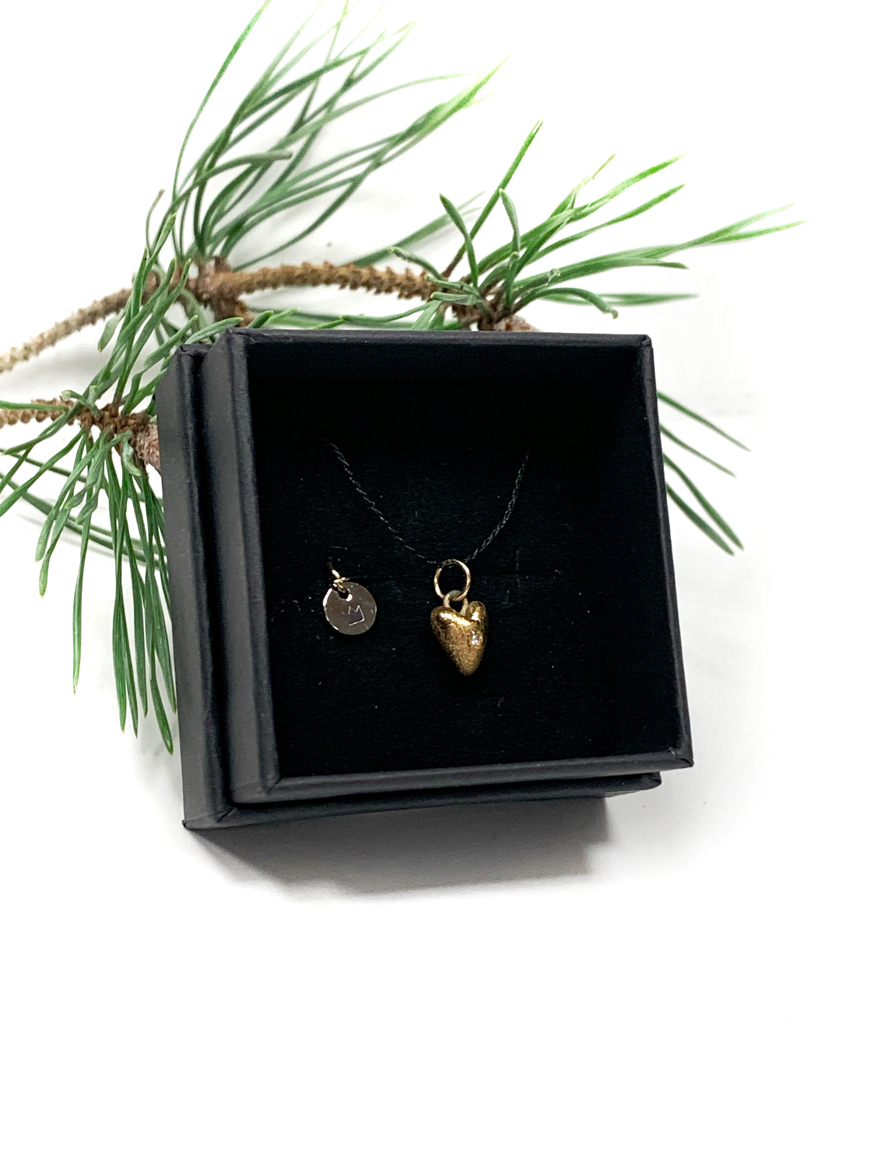 Juodo porceliano mini pakabukas AUKSO ŠIRDELĖ