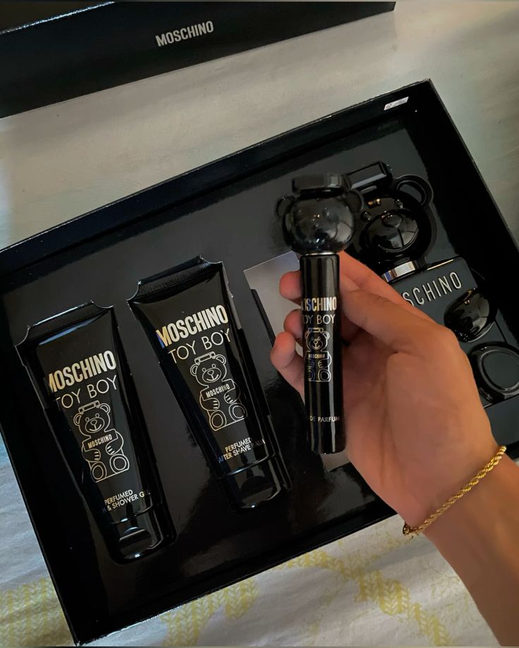 Kit: Moschino Toy Boy 100ml + Gel de banho 100ml  + Hidratante 100ml + Caneta 10ml 