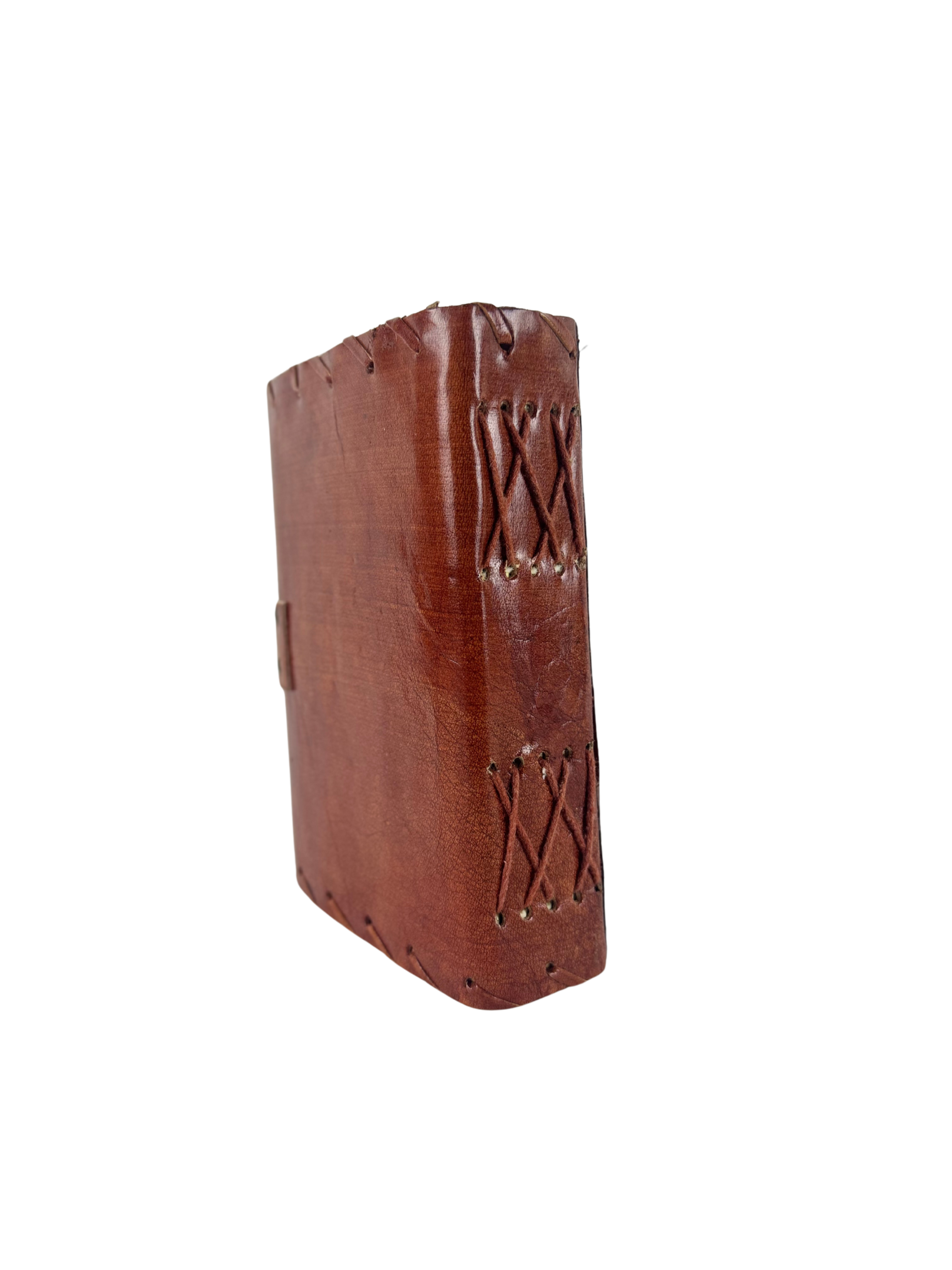 CARNET GRIMOIRE EN CUIR VÉRITABLE AVEC ŒIL ET FERMETURE MÉTALLIQUE