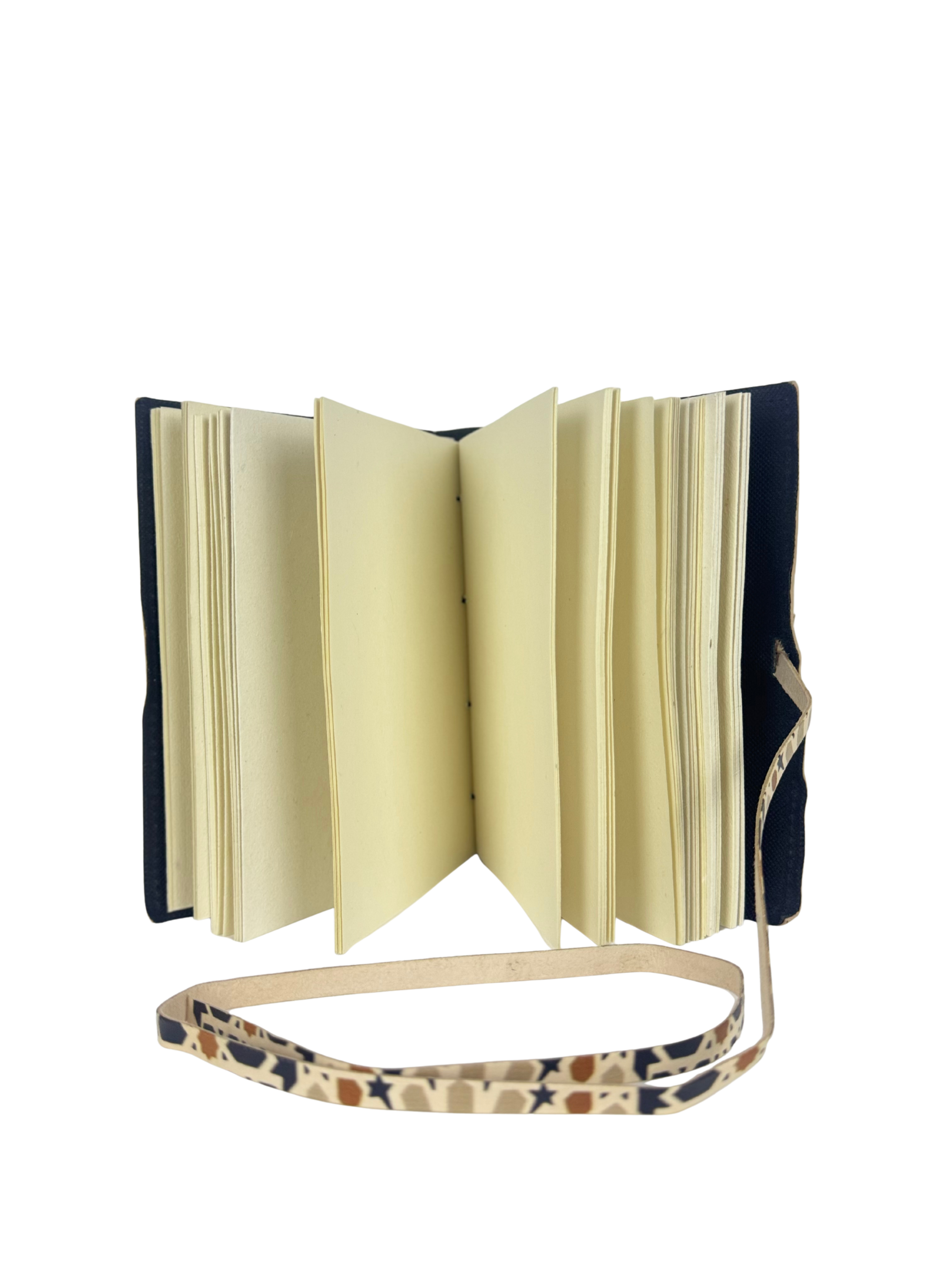 CARNET DE VOYAGE EN CUIR STYLE ZELLIGE DÉLICAT (TONS NEUTRES)