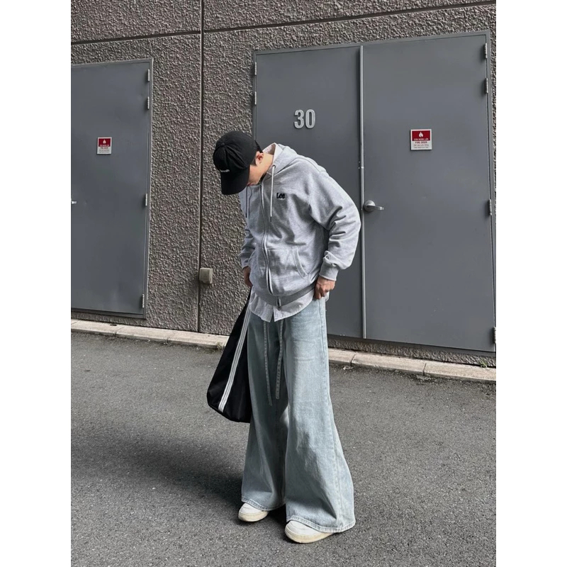 WHOSE Studio | Loose pleat wide jeans light blue