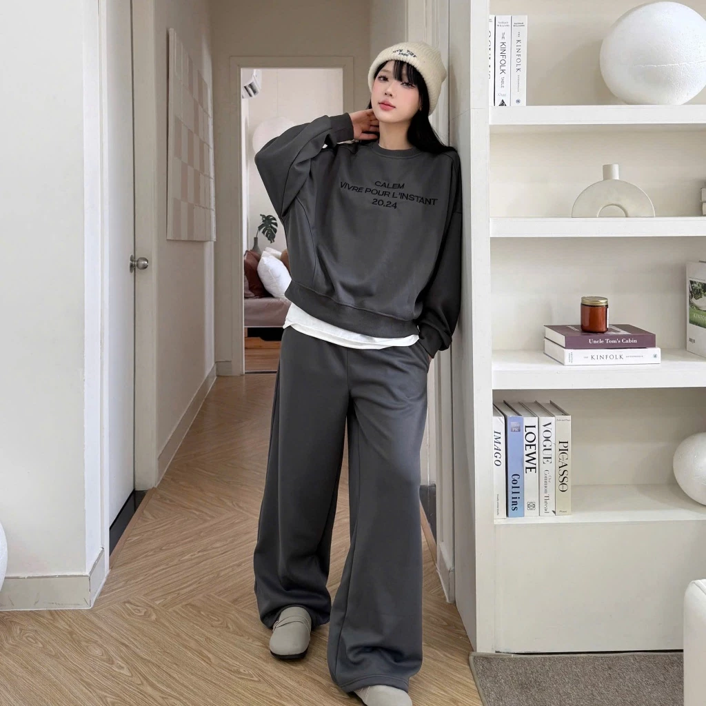 Calem.Club | Áo sweater Vivere Pour L’Instant thêu boxy & quần ống suông dài