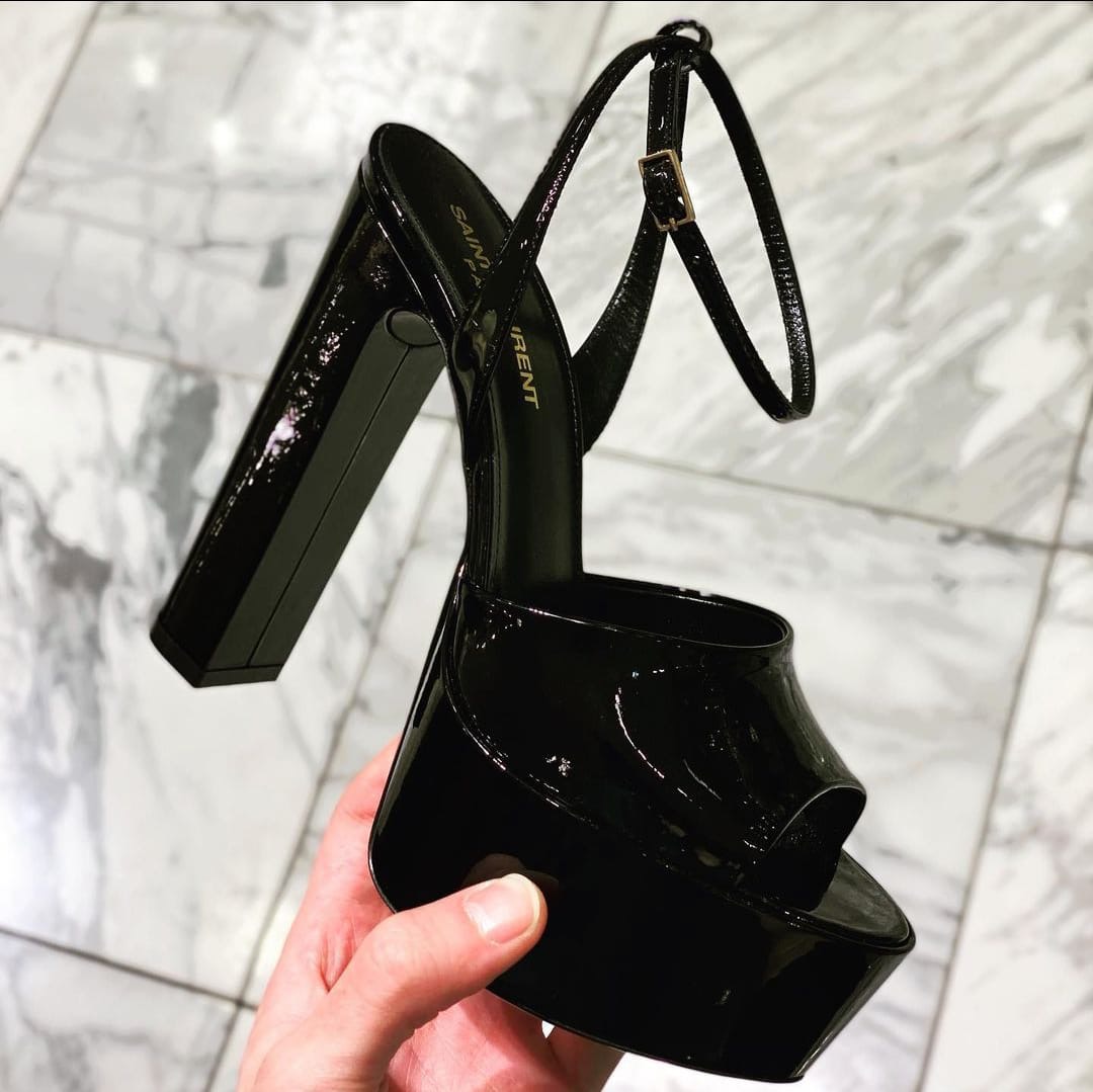 Tacón alto louboutin color negro