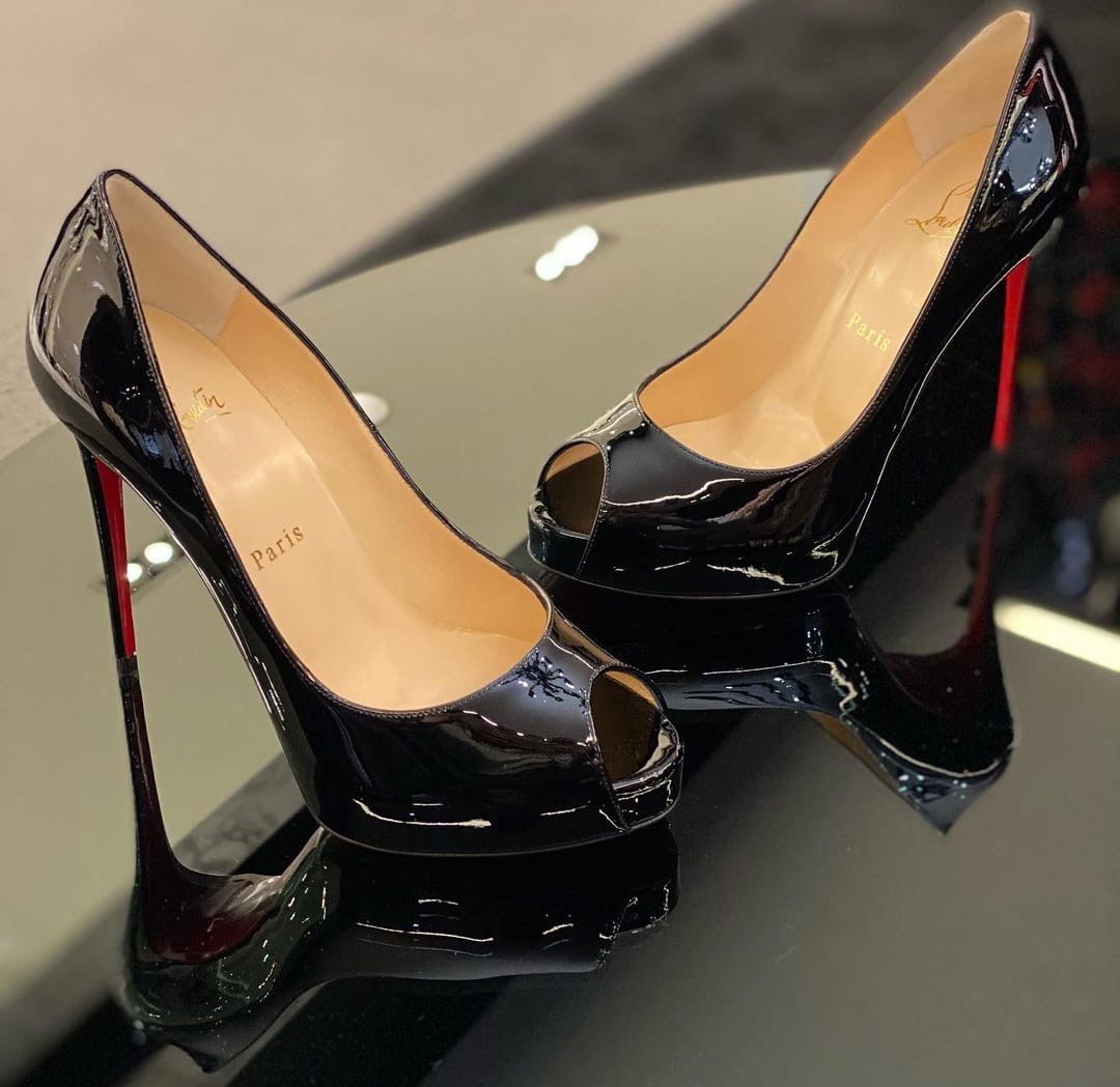 Tacón Alto charol negro louboutin