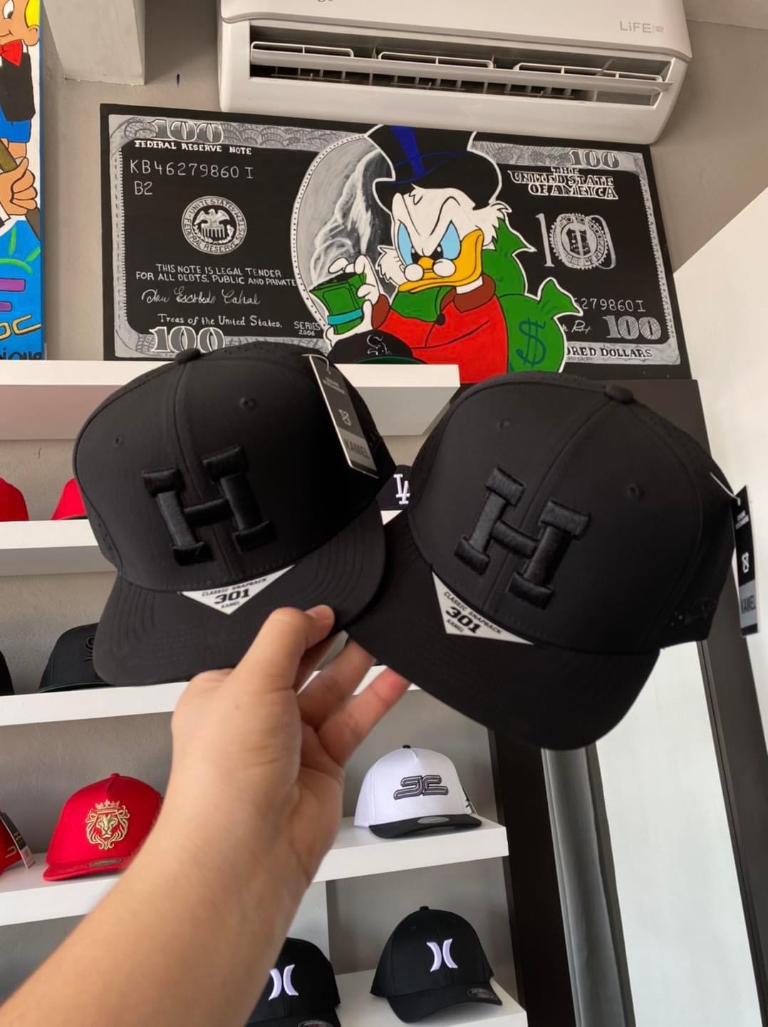 Gorra de béisbol negra 'H'