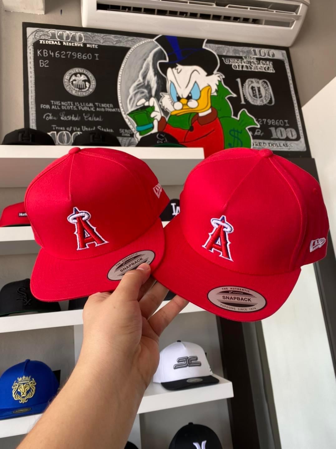 Gorras rojas Snapback de 'A'