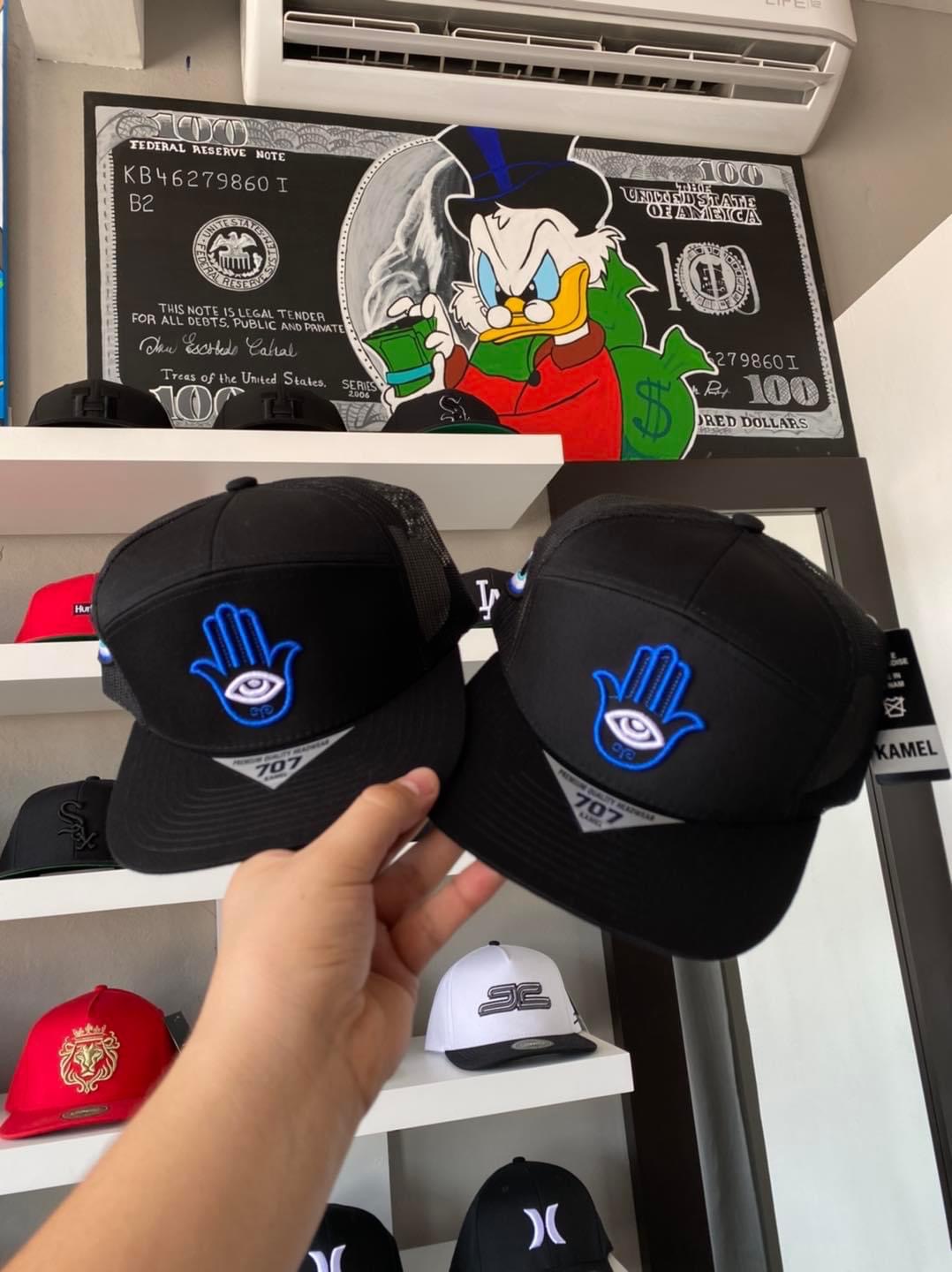 Gorra negra con diseño de mano Snapback