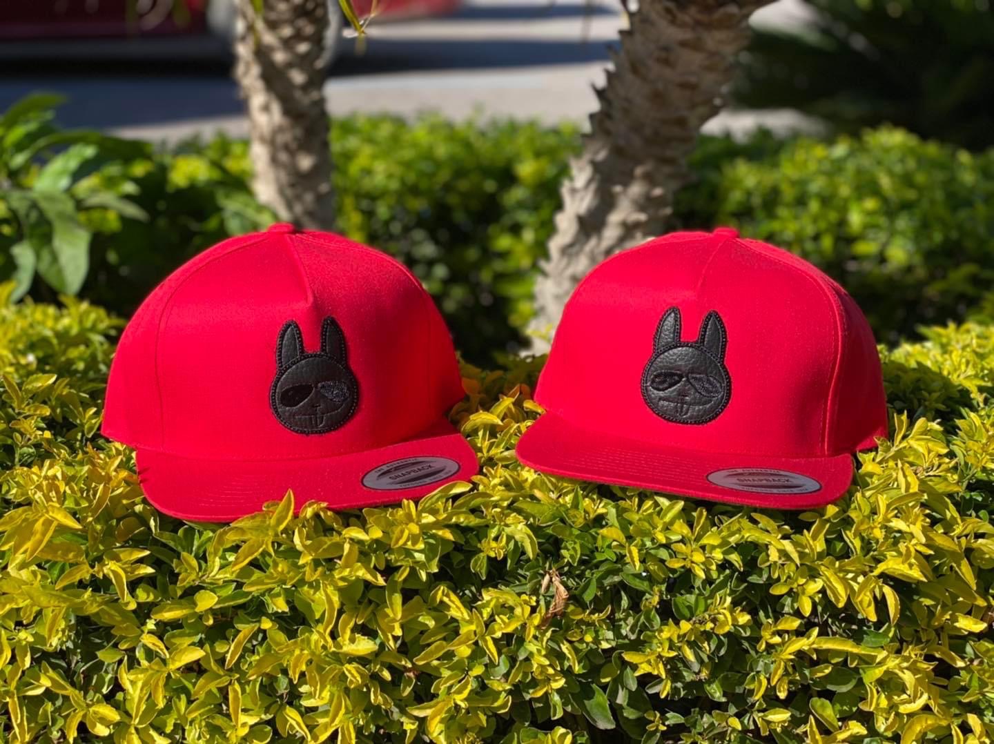 Gorras rojas con diseño de conejo Snapback