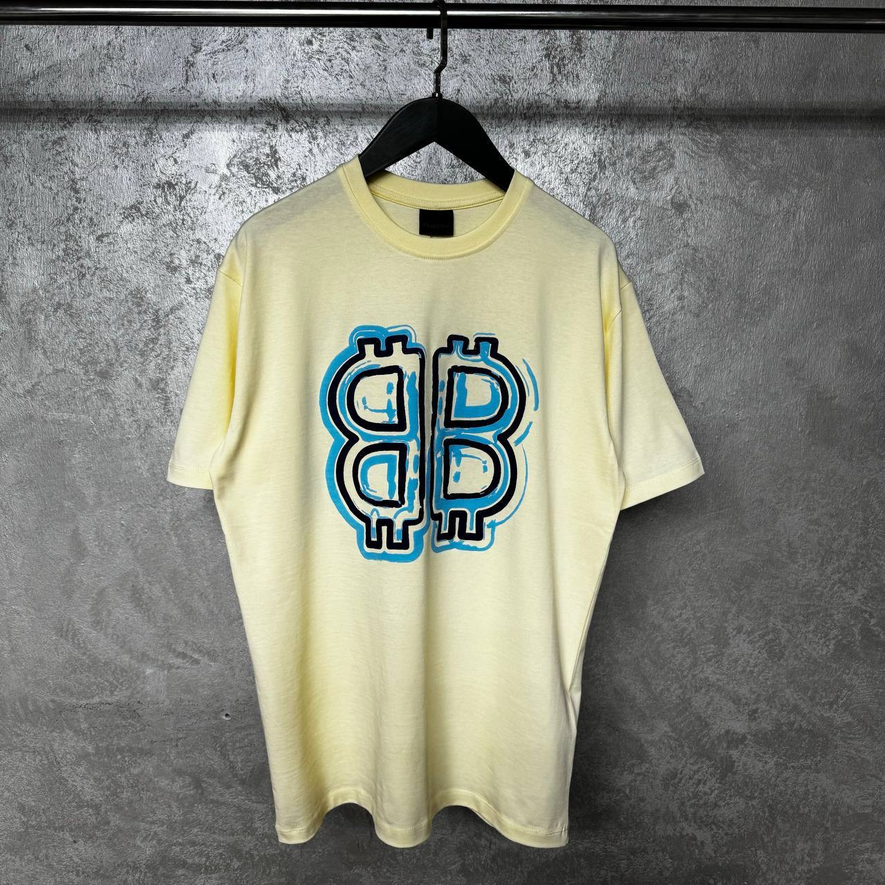 Camiseta amarilla con diseño de doble B