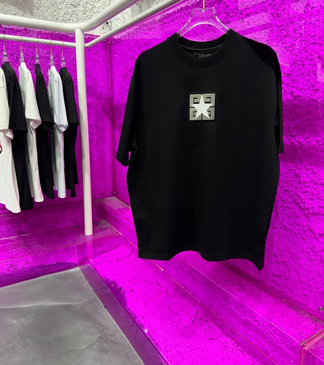 Camiseta negra con logo