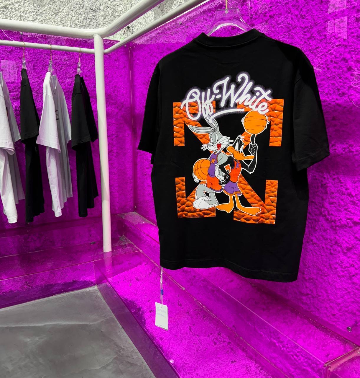 Camiseta Off-White de Bugs Bunny