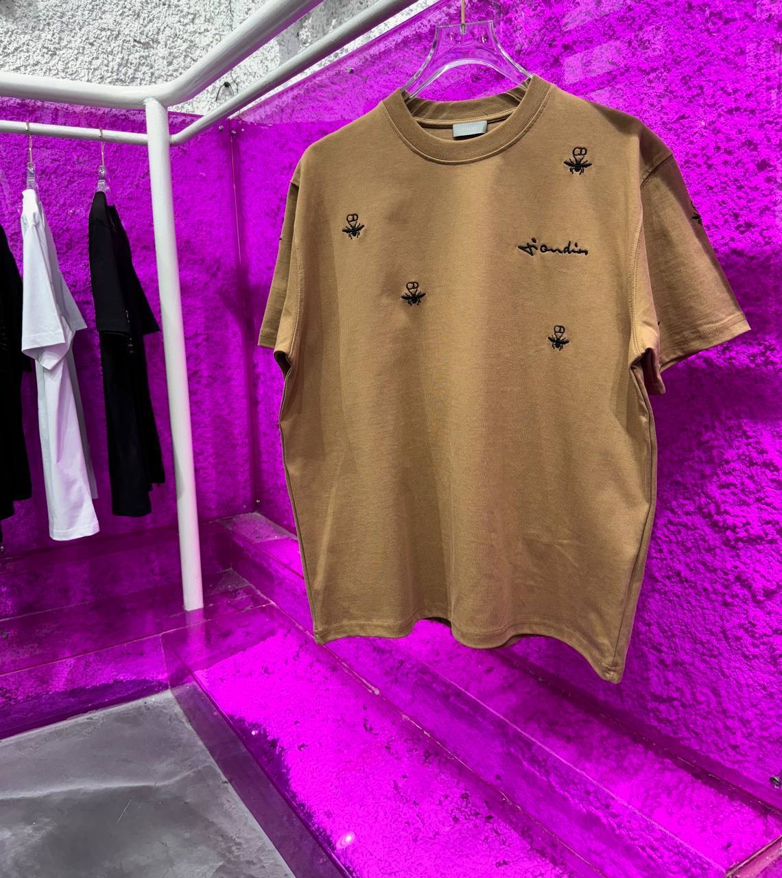 Camiseta marrón con diseño bordado