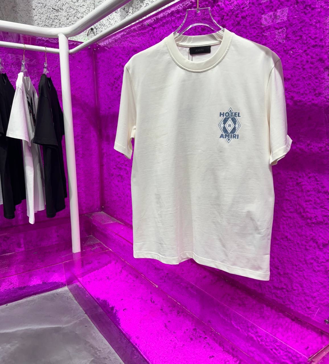 Camiseta blanca de Hotel Amurri