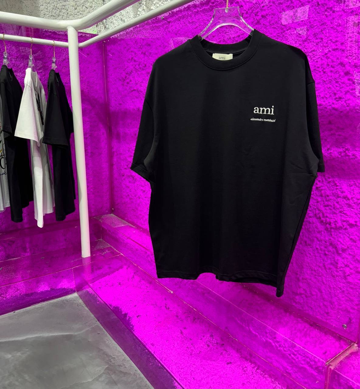 Camiseta negra con logotipo 'ami'