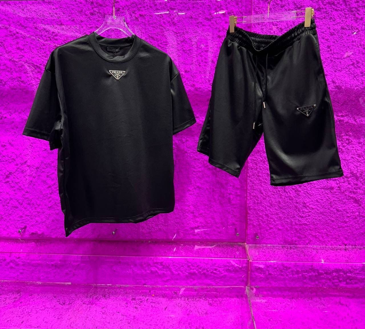 Conjunto de camiseta y shorts Prada