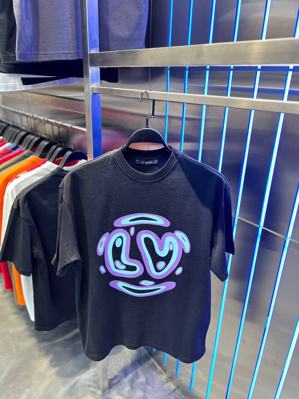 Camiseta negra con diseño gráfico